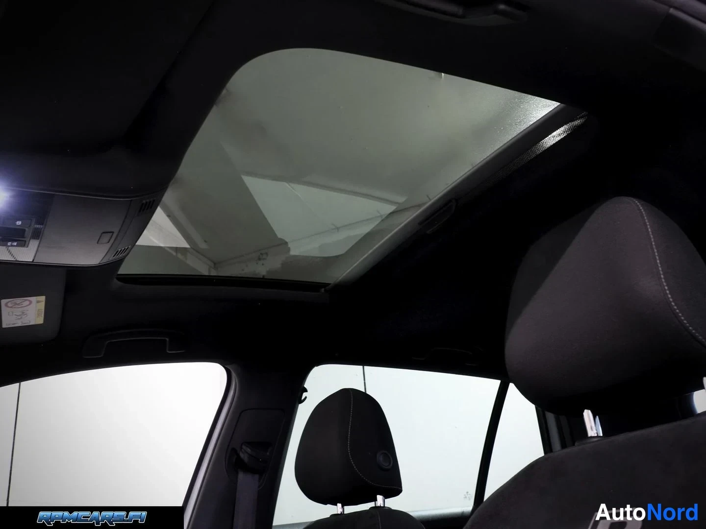 Valkoinen Volkswagen Golf 2018, kuva 50