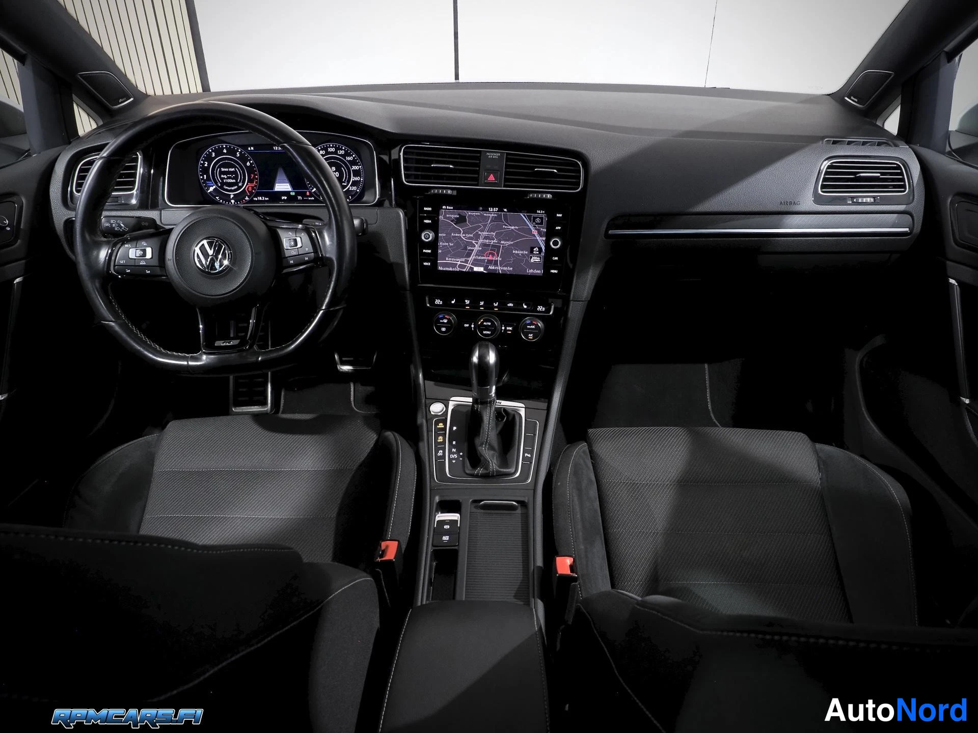 Valkoinen Volkswagen Golf 2018, edestä, kuva 17