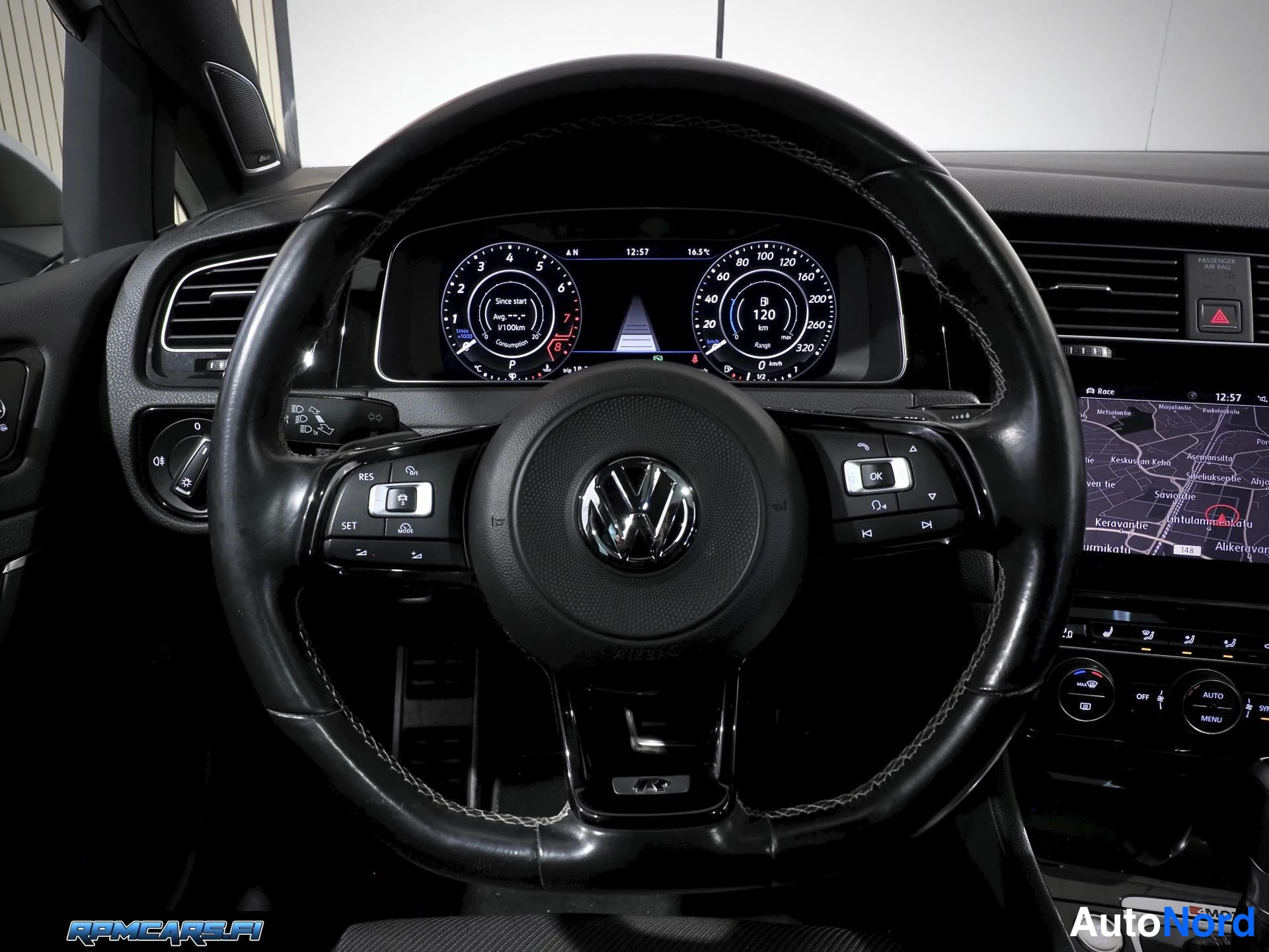 Valkoinen Volkswagen Golf 2018, yksityiskohta, kuva 38