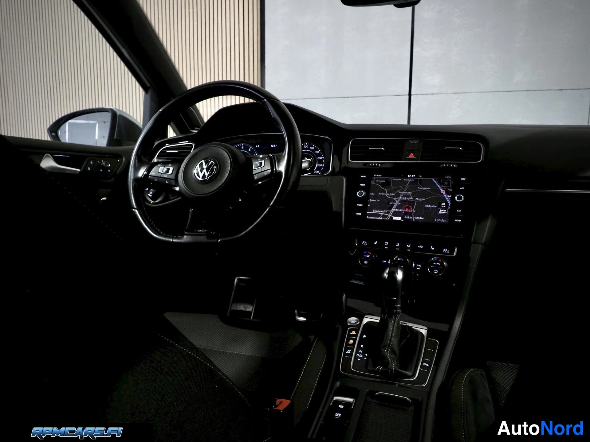Valkoinen Volkswagen Golf 2018, kuva 75