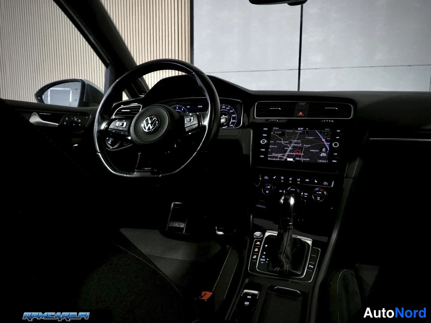 Valkoinen Volkswagen Golf 2018, kuva 64