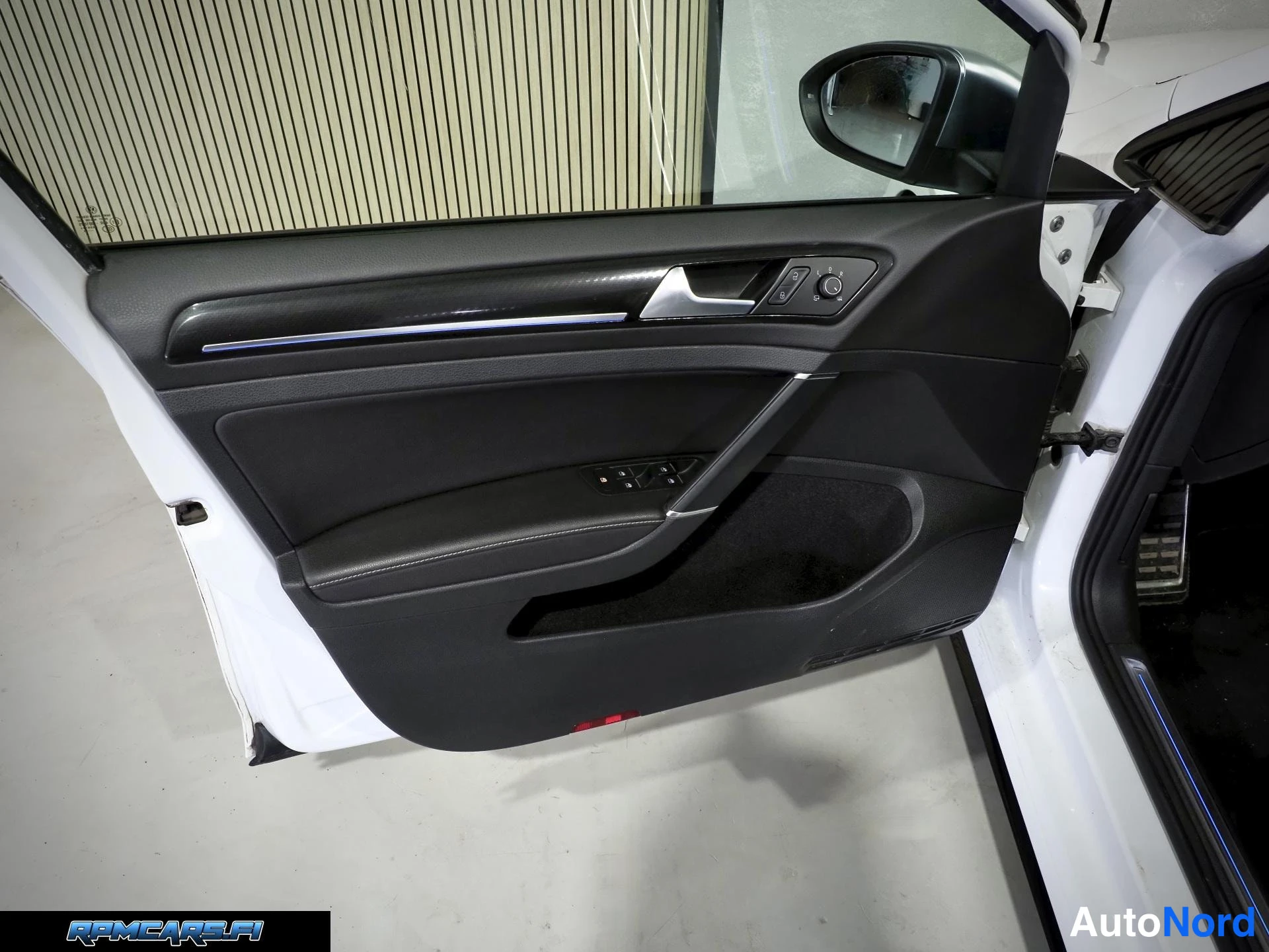 Valkoinen Volkswagen Golf 2018, yksityiskohta, kuva 43