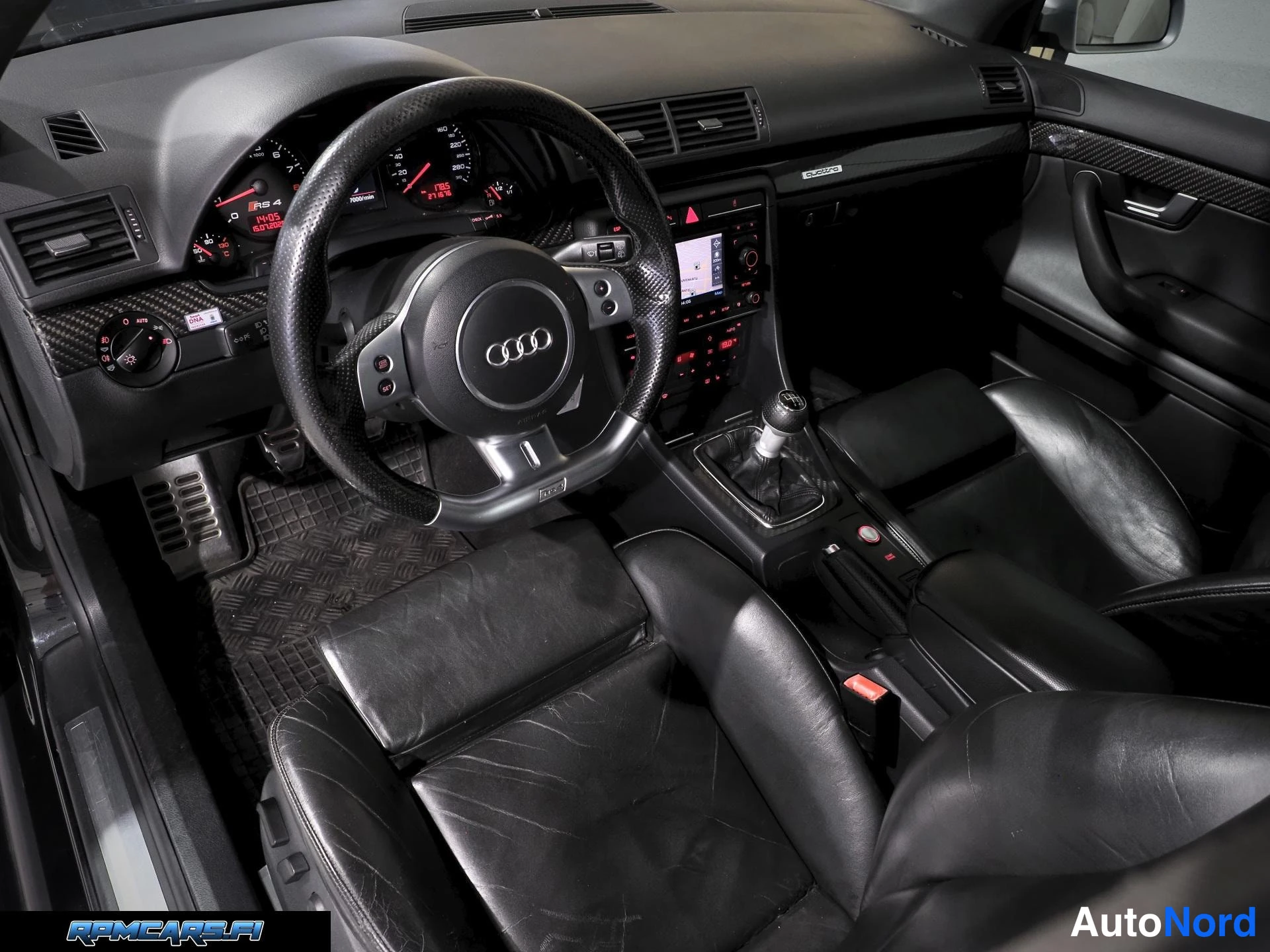 Musta Audi RS4 2007, etuistuimet, kuva 30