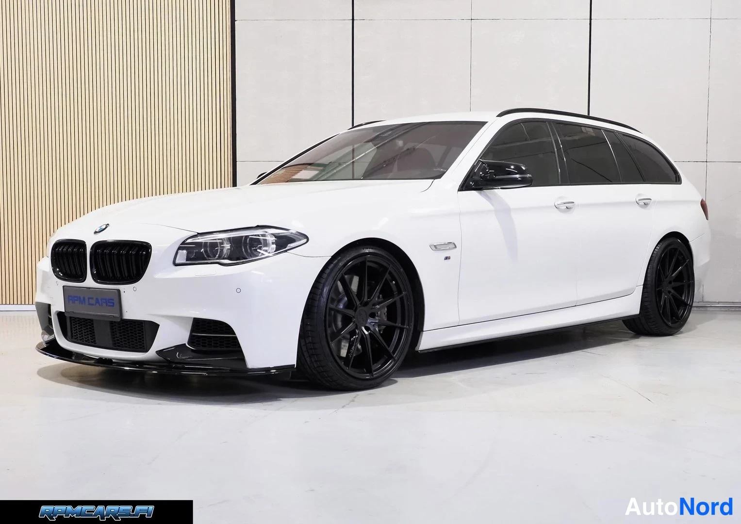 Etuviisto, nokka vasemmalle: BMW Sport-A xDrive Touring F11 LCI 2016, etuosa vasemmalta kolmesta neljäsosan kulmasta, valkoinen korimuste.