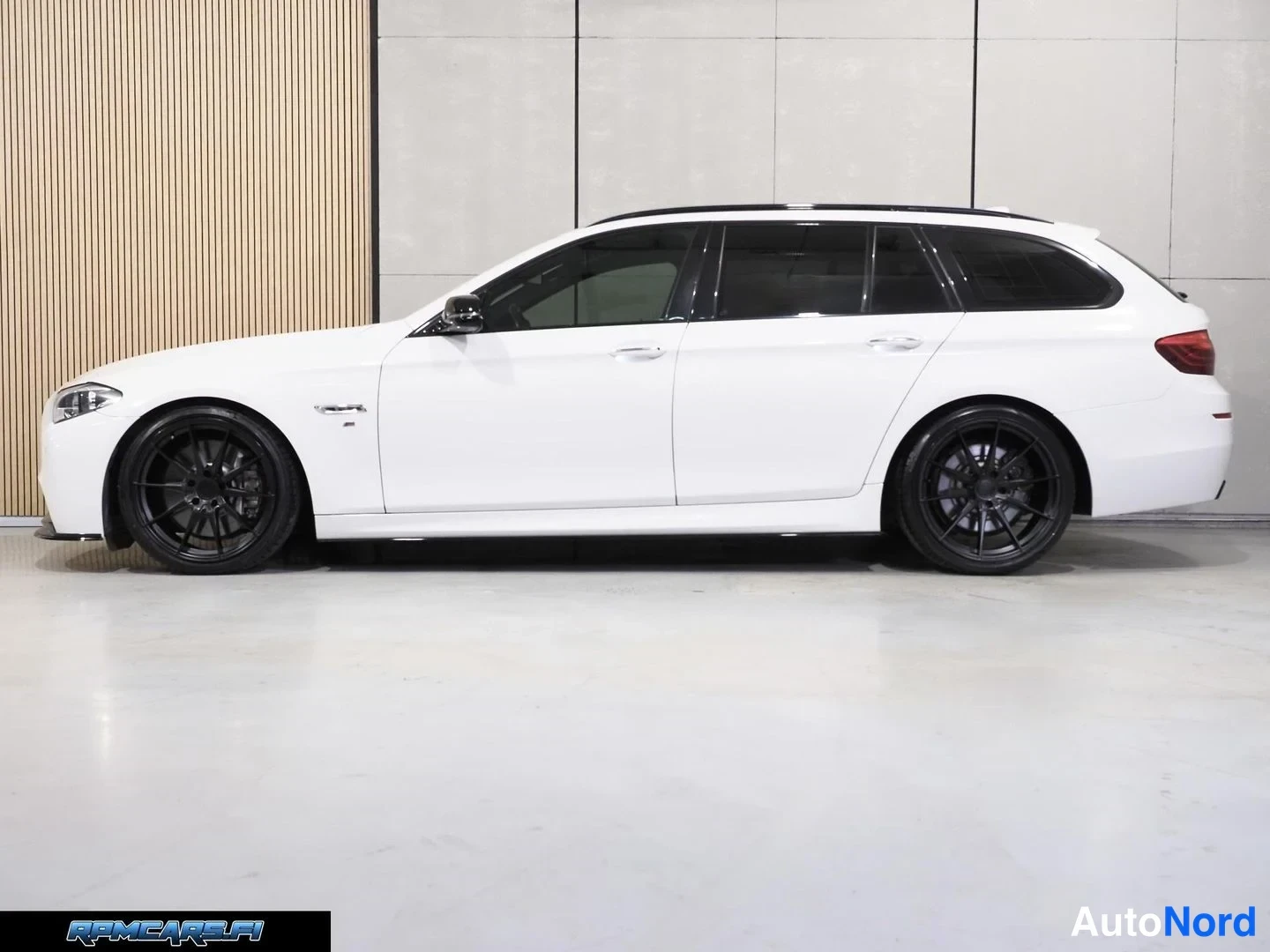 Takaviisto: BMW Sport-A xDrive Touring F11 LCI 2016, takaosa vasemmalta kolmesta neljäsosan kulmasta, valkoinen korimuste.