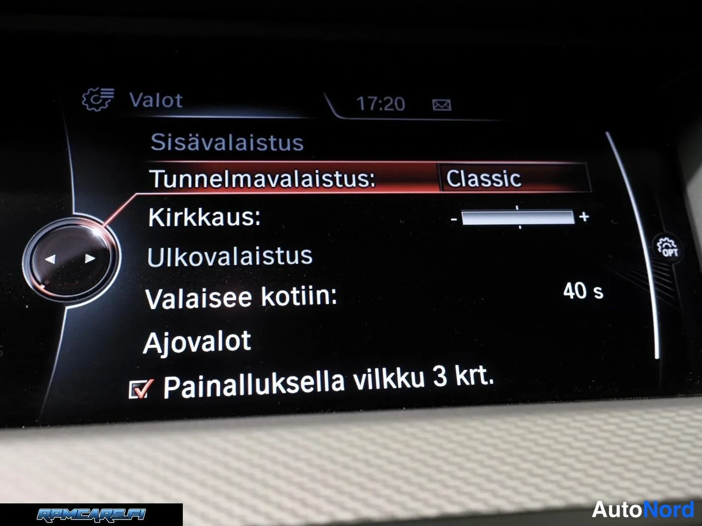 Yksityiskohta: Auton infotainment-näytön Valot-valikko, jossa asetukset kuten Sisävalaistus, Tunnelmavalaistus: Classic ja ajovalojen vilkutus 3 kertaa.