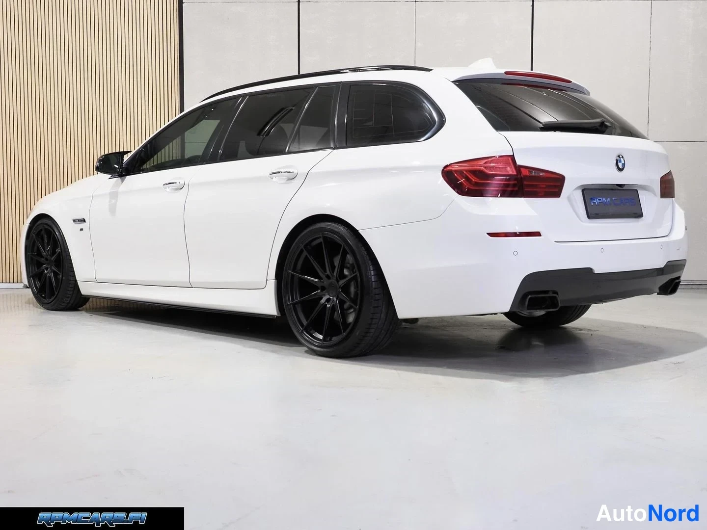 Takaviisto: BMW Sport-A xDrive Touring F11 LCI 2016, takaosa vasemmalta kolmesta neljäsosan kulmasta, valkoinen korimuste.