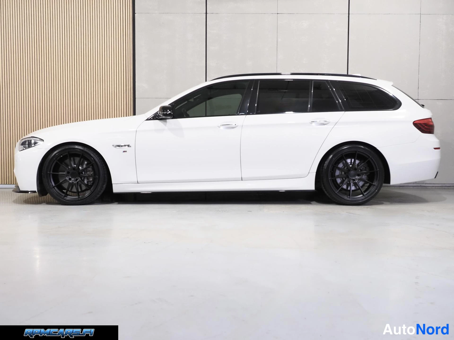 Valkoinen BMW M550d 2016, sivulta, kuva 8