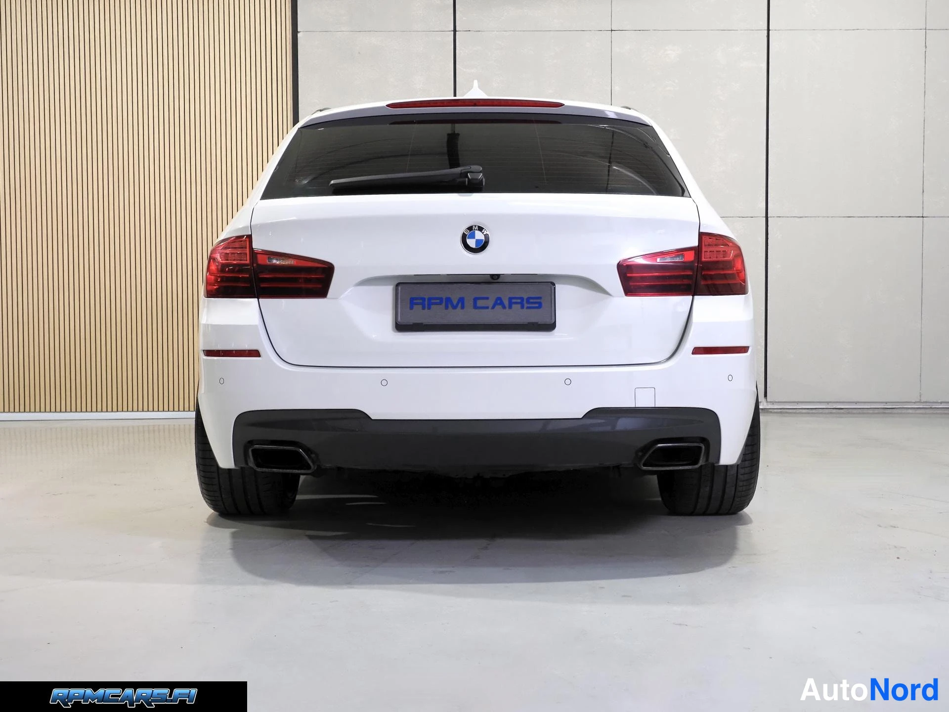 Valkoinen BMW M550d 2016, takaa, kuva 29