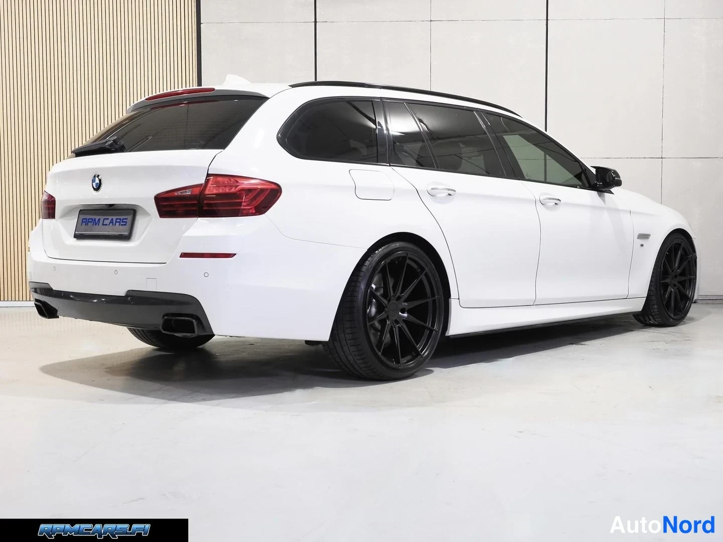 Valkoinen BMW M550d 2016, takaviisto, kuva 26