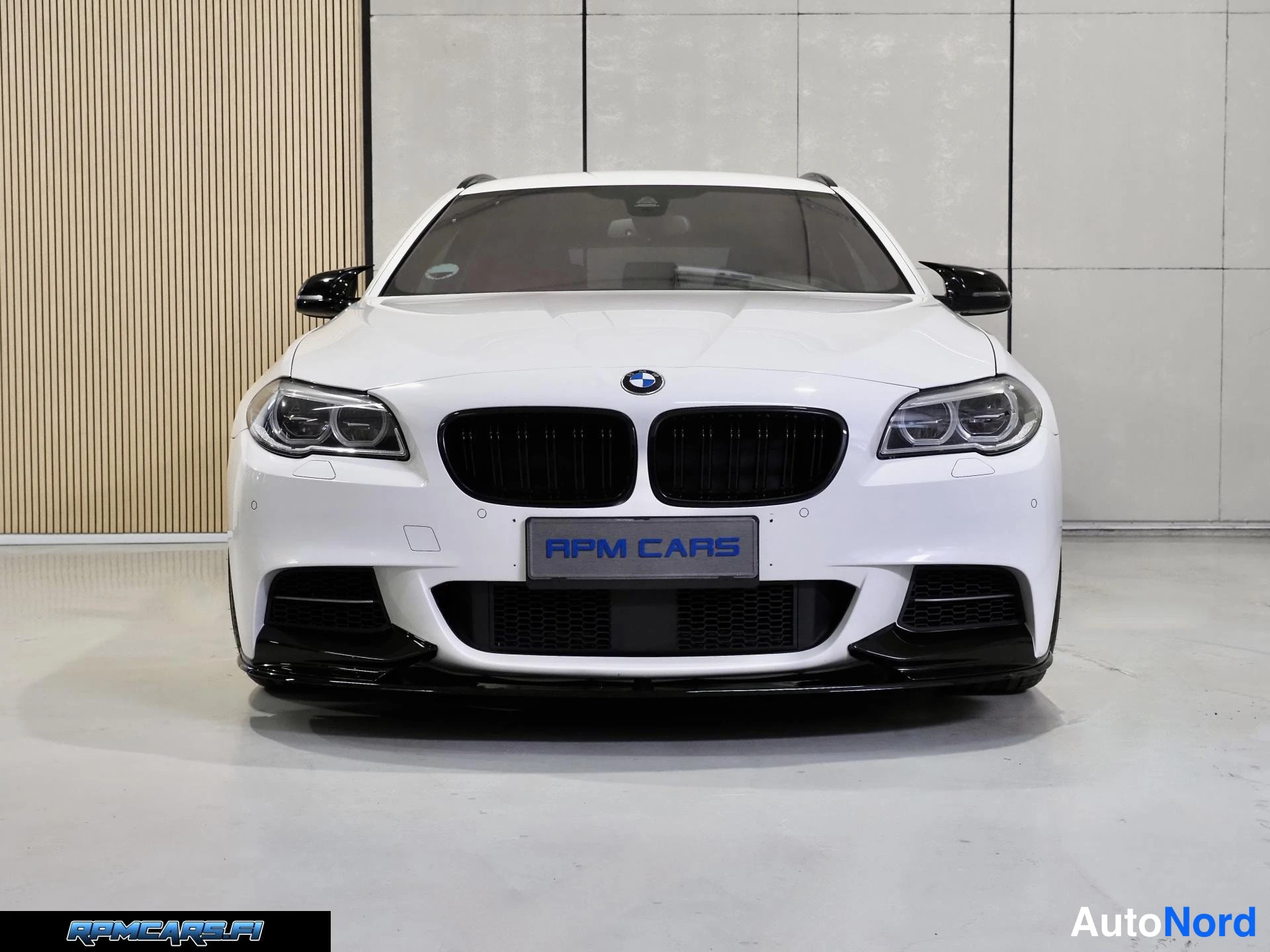 Valkoinen BMW M550d 2016, edestä, kuva 5