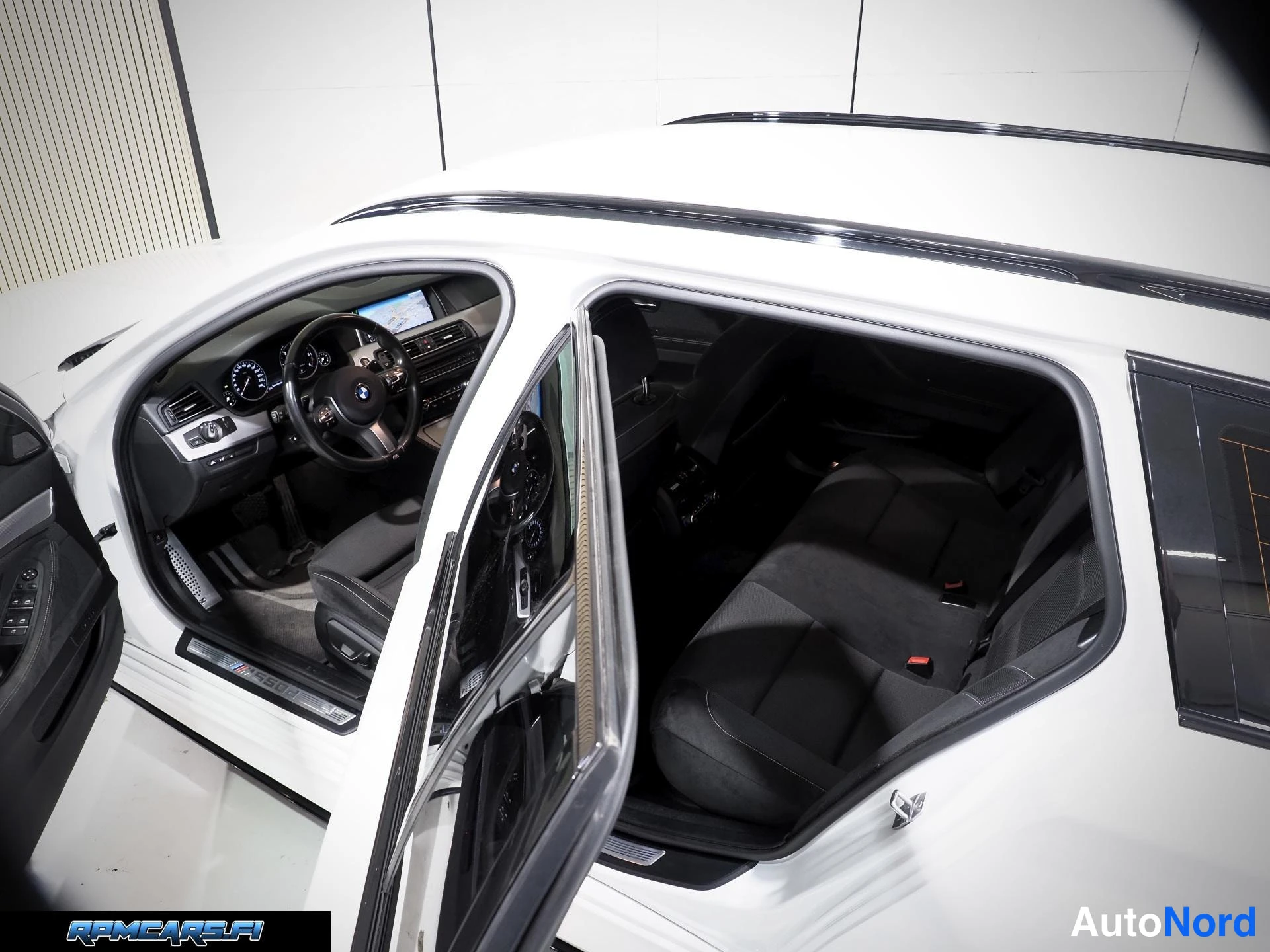 Valkoinen BMW M550d 2016, sivulta, kuva 12