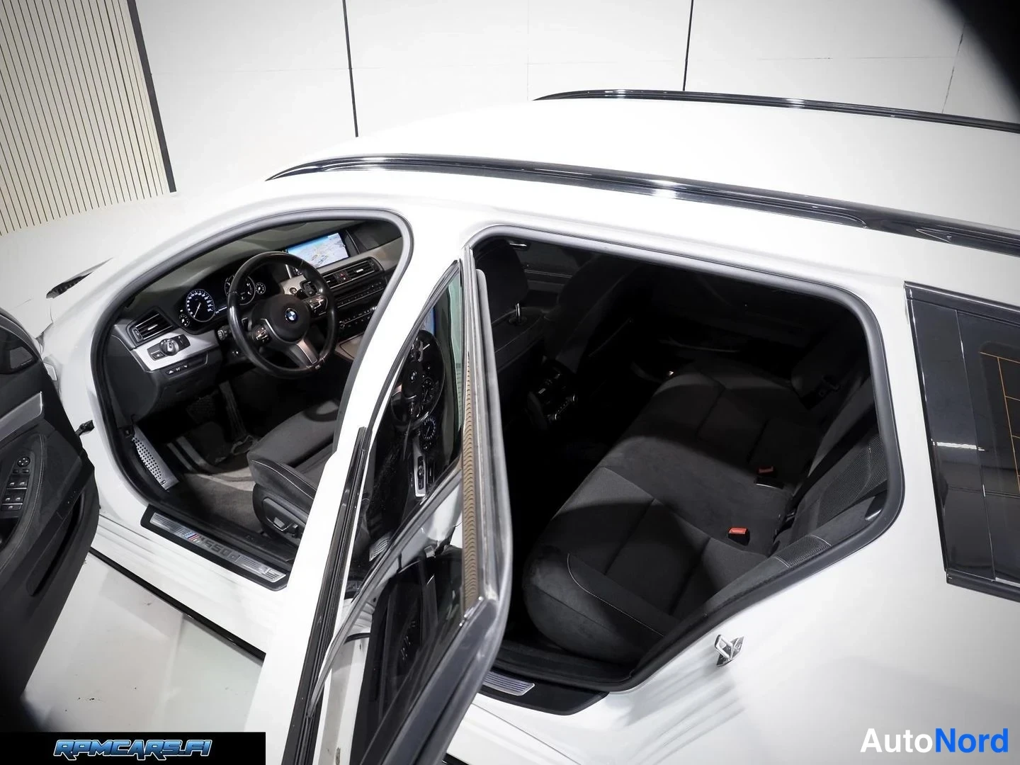 Valkoinen BMW M550d 2016, sivulta, kuva 10