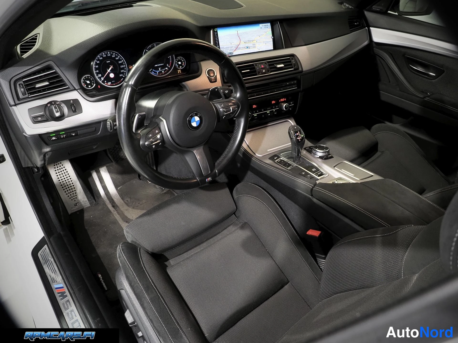 Valkoinen BMW M550d 2016, edestä, kuva 7