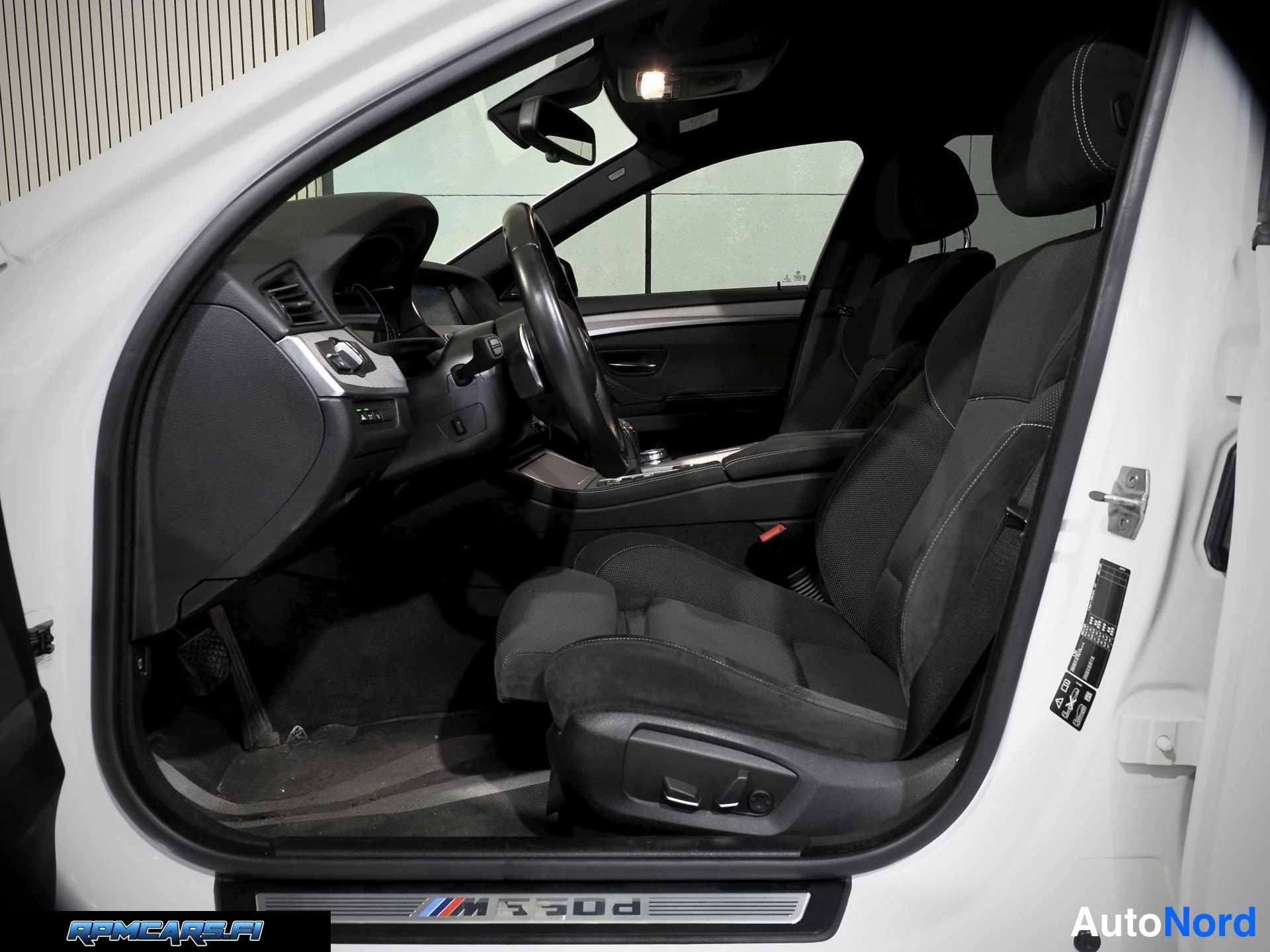 Valkoinen BMW M550d 2016, etuistuimet, kuva 32