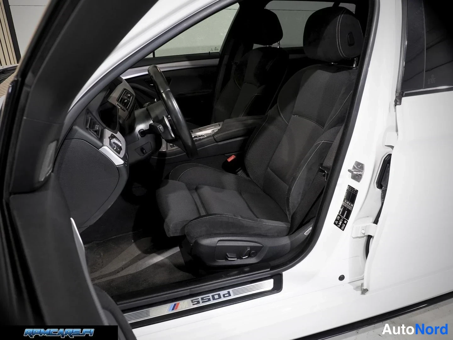 Valkoinen BMW M550d 2016, sivulta, kuva 18