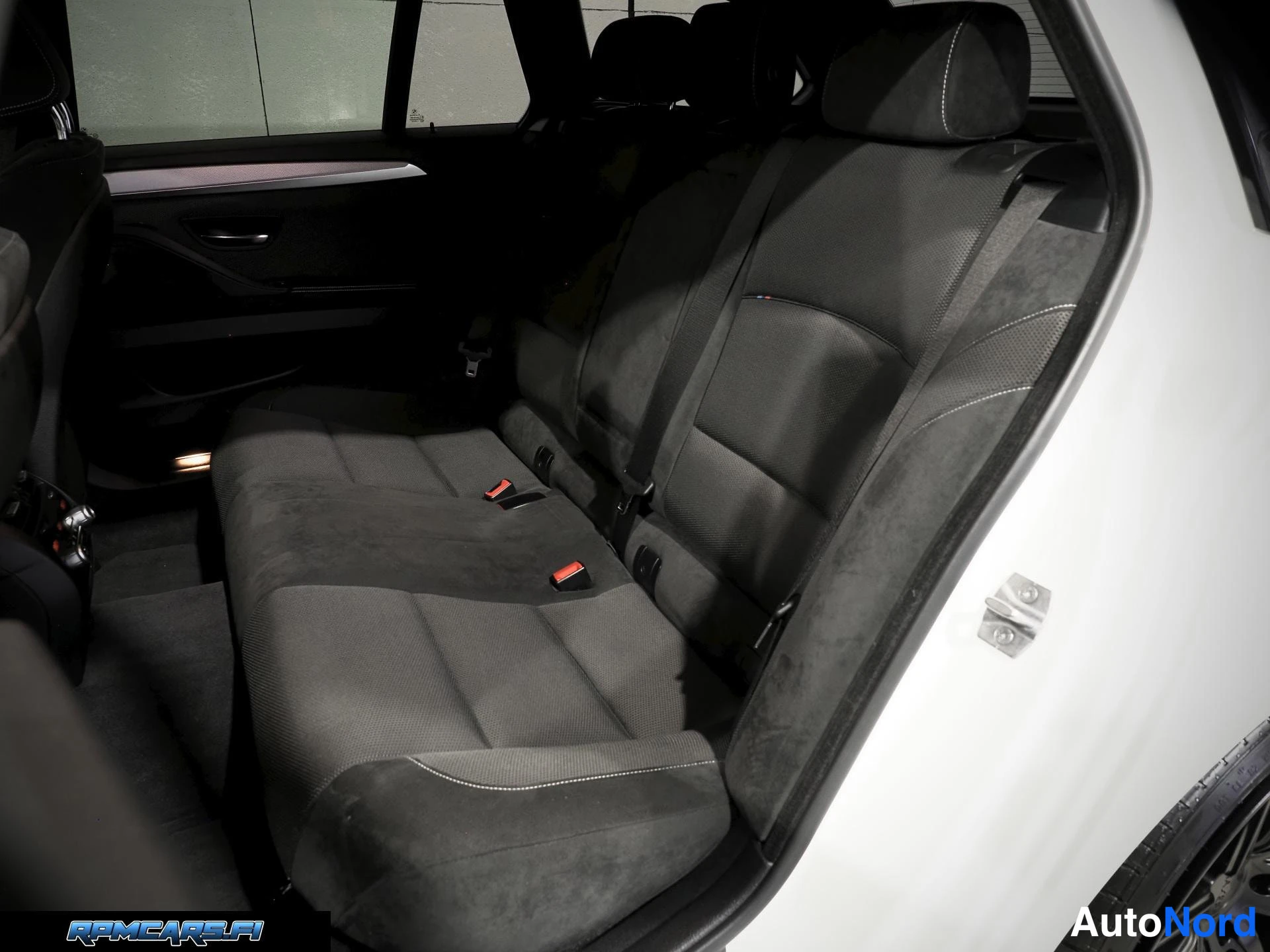 Valkoinen BMW M550d 2016, takaa, kuva 30