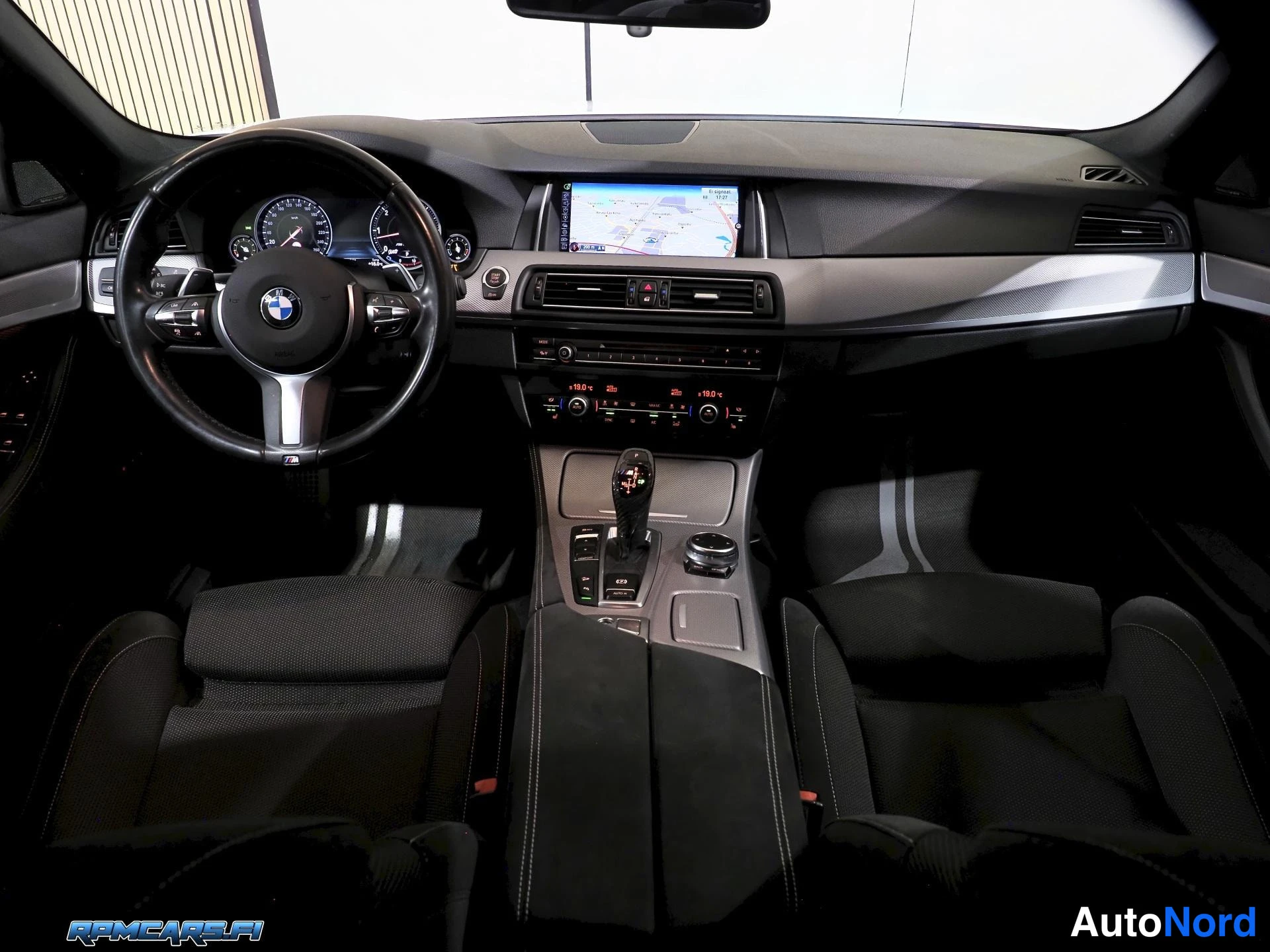 Valkoinen BMW M550d 2016, sivulta, kuva 14