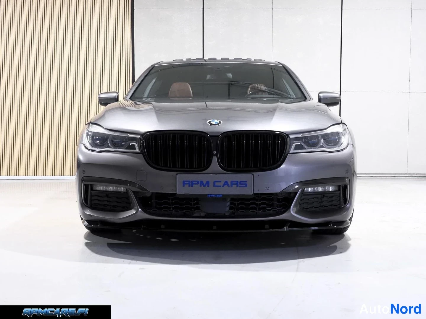 Edestä: BMW:n etunäkökulma harmaalla autolla, musta etusäleikkö ja logo, sininen RPM CARS -kilpi etupuskurissa