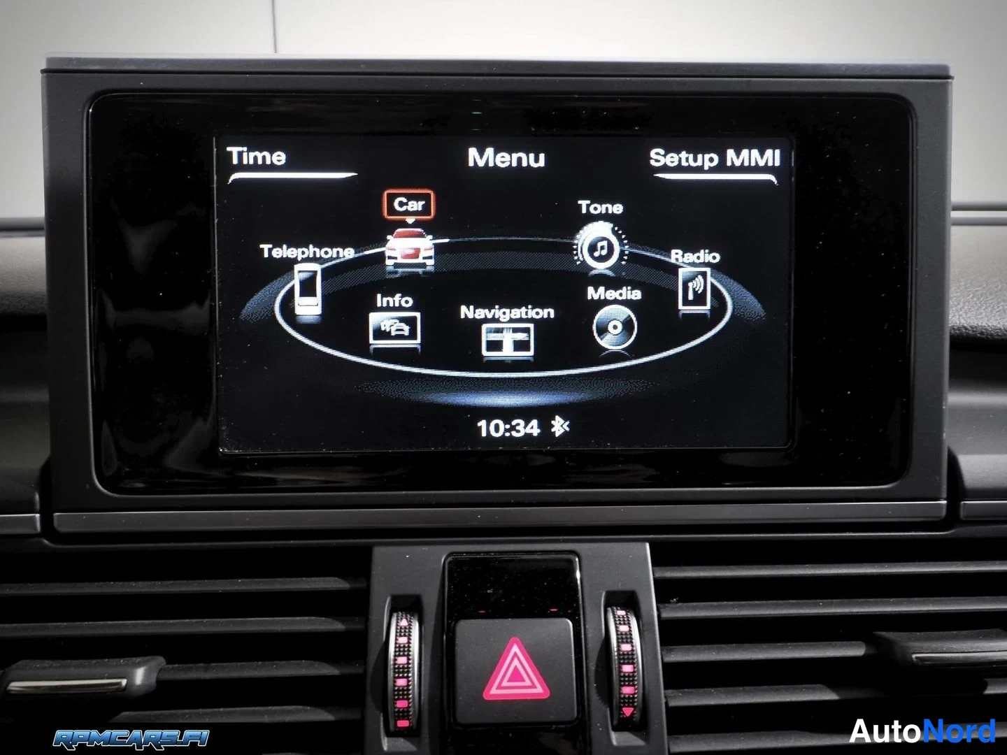Muu: Audi MMI-näytön valikko kuvakkeineen: Telephone, Car, Tone, Radio, Info, Navigation ja Media. Vasemmassa yläkulmassa teksti Time, ylhäällä Menu ja oikealla Setu