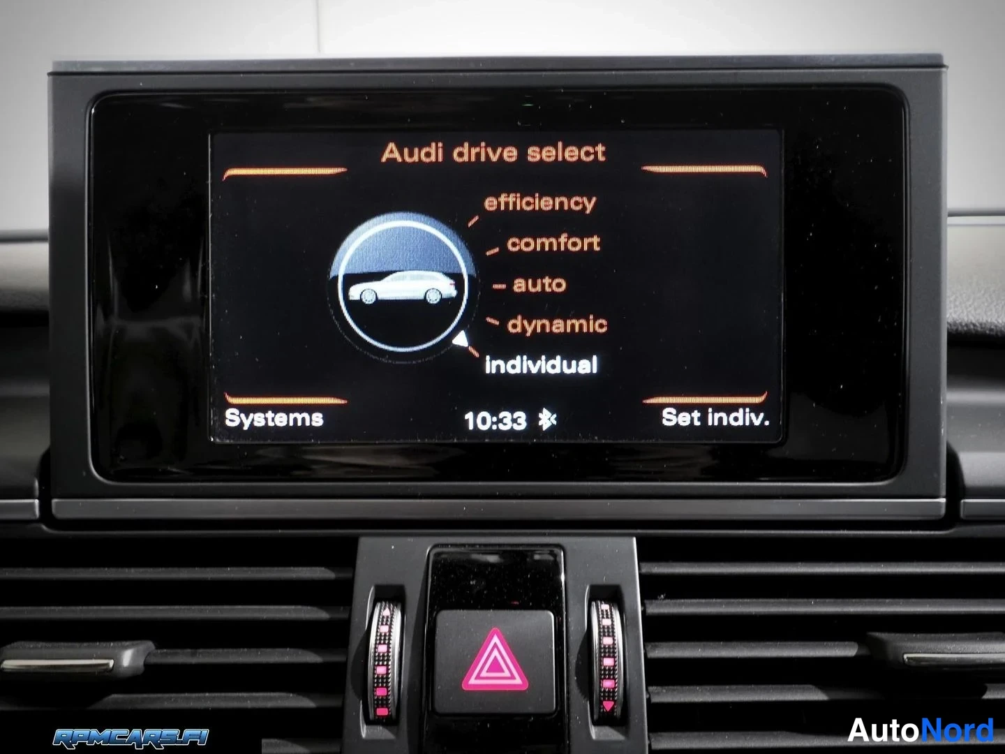 Muu: Audi MMI-näytöllä näkyy Audi drive select -valikko, jossa vaihtoehdot efficiency, comfort, auto, dynamic ja individual. Vasemmalla alhaalla teksti Systems, kesk