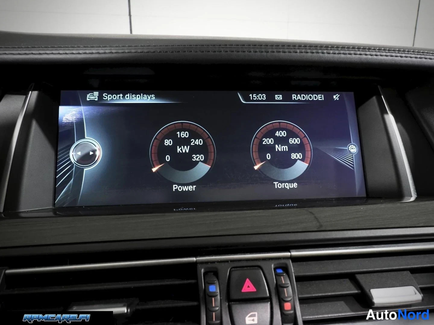 Muu: Näytöllä näkyy mittaristo, jossa on teksti Sport displays, Power 0-320 kW ja Torque 0-800 Nm.