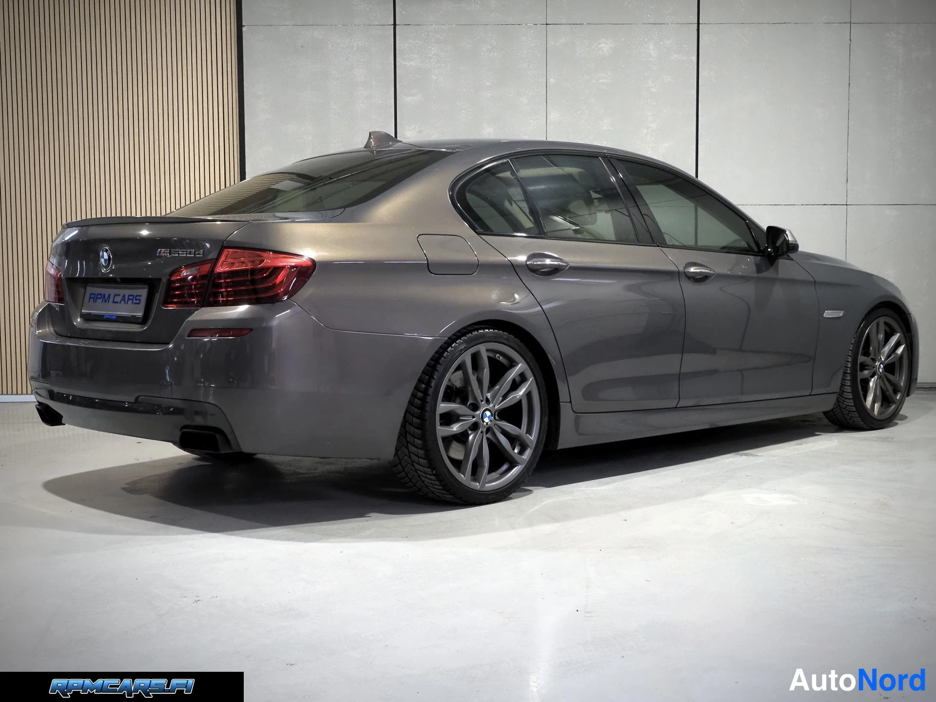 Harmaa BMW M550d 2014, takaviisto, kuva 13