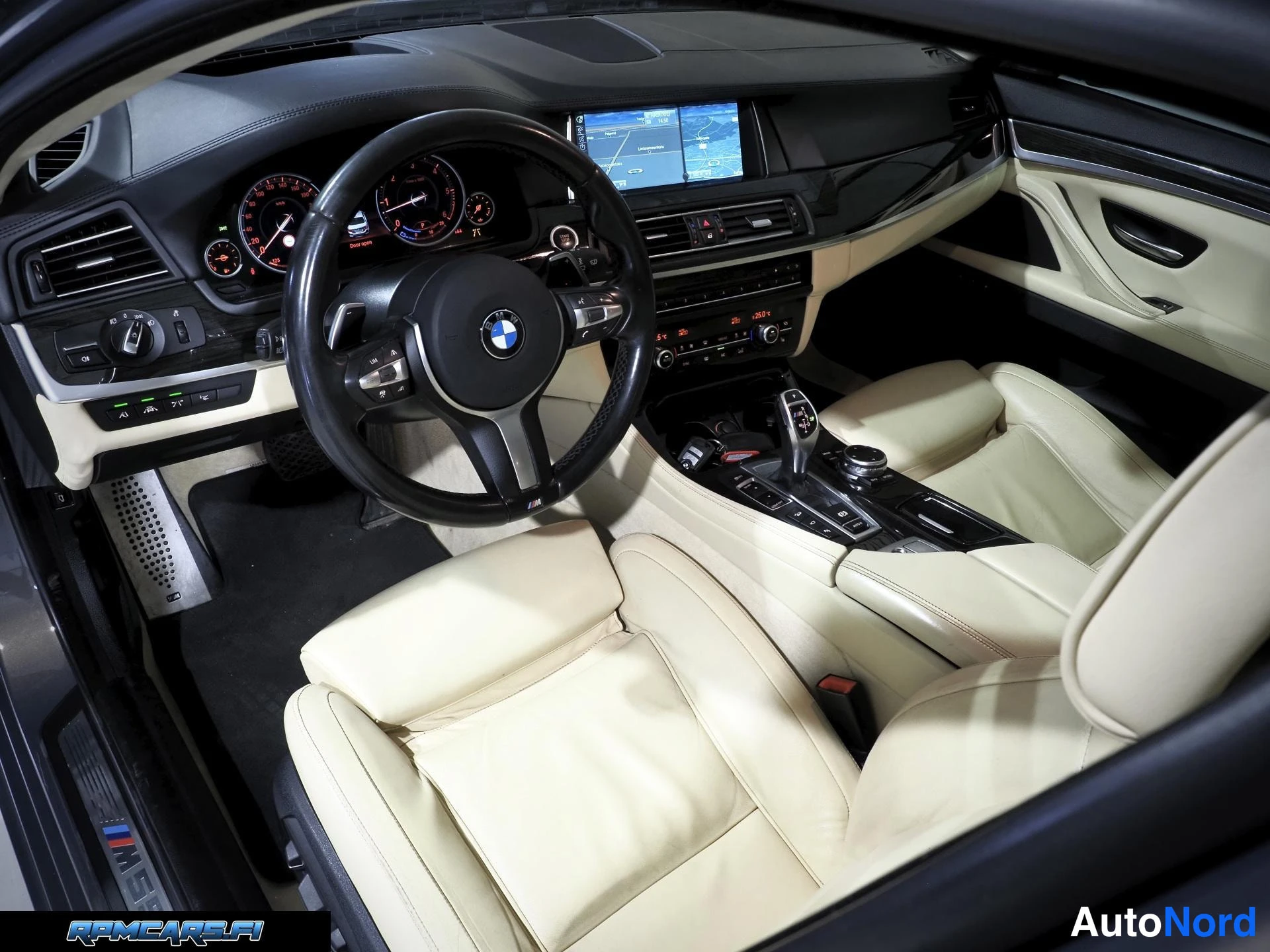 Harmaa BMW M550d 2014, etuistuimet, kuva 18