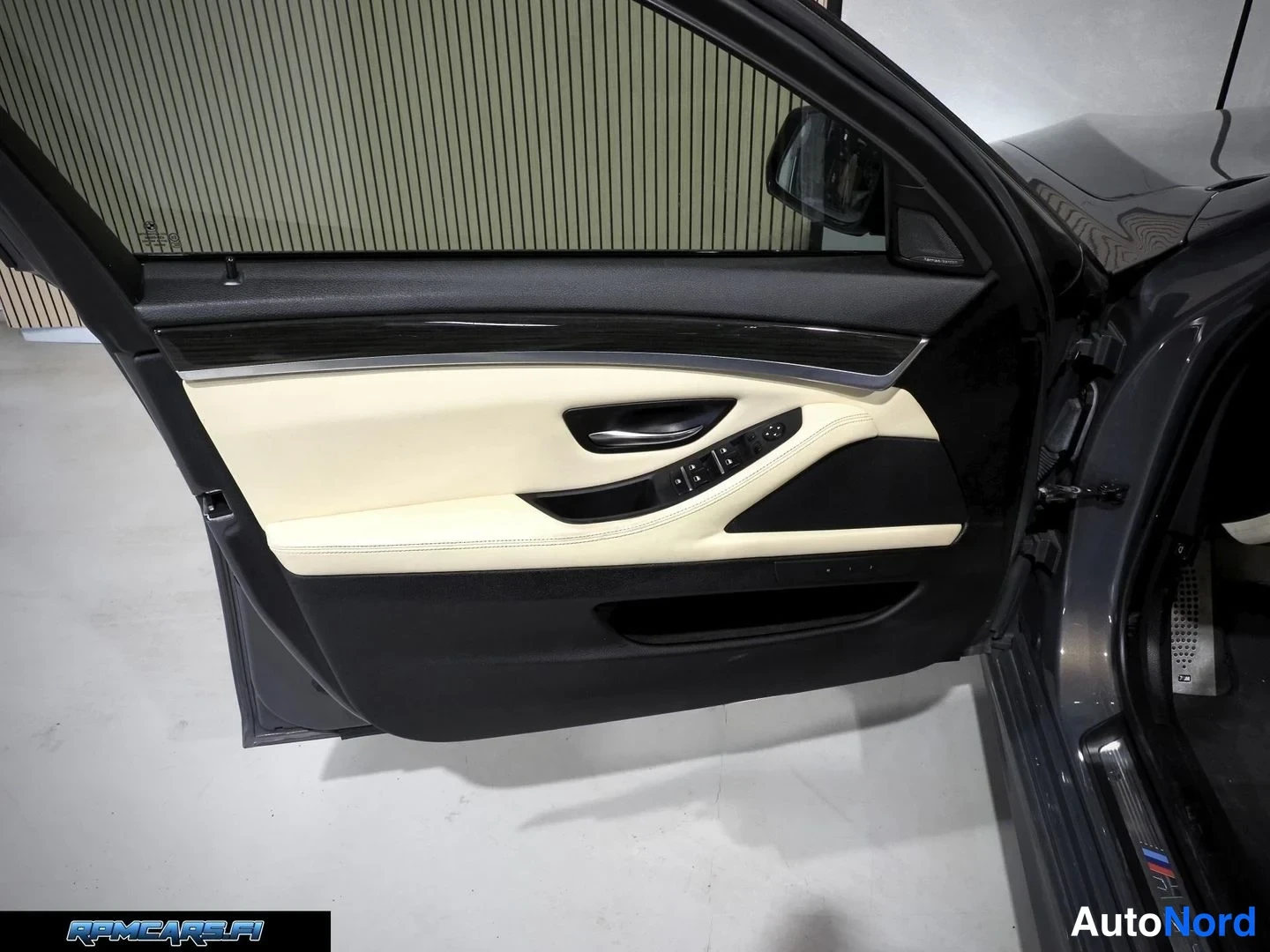Harmaa BMW M550d 2014, yksityiskohta, kuva 26
