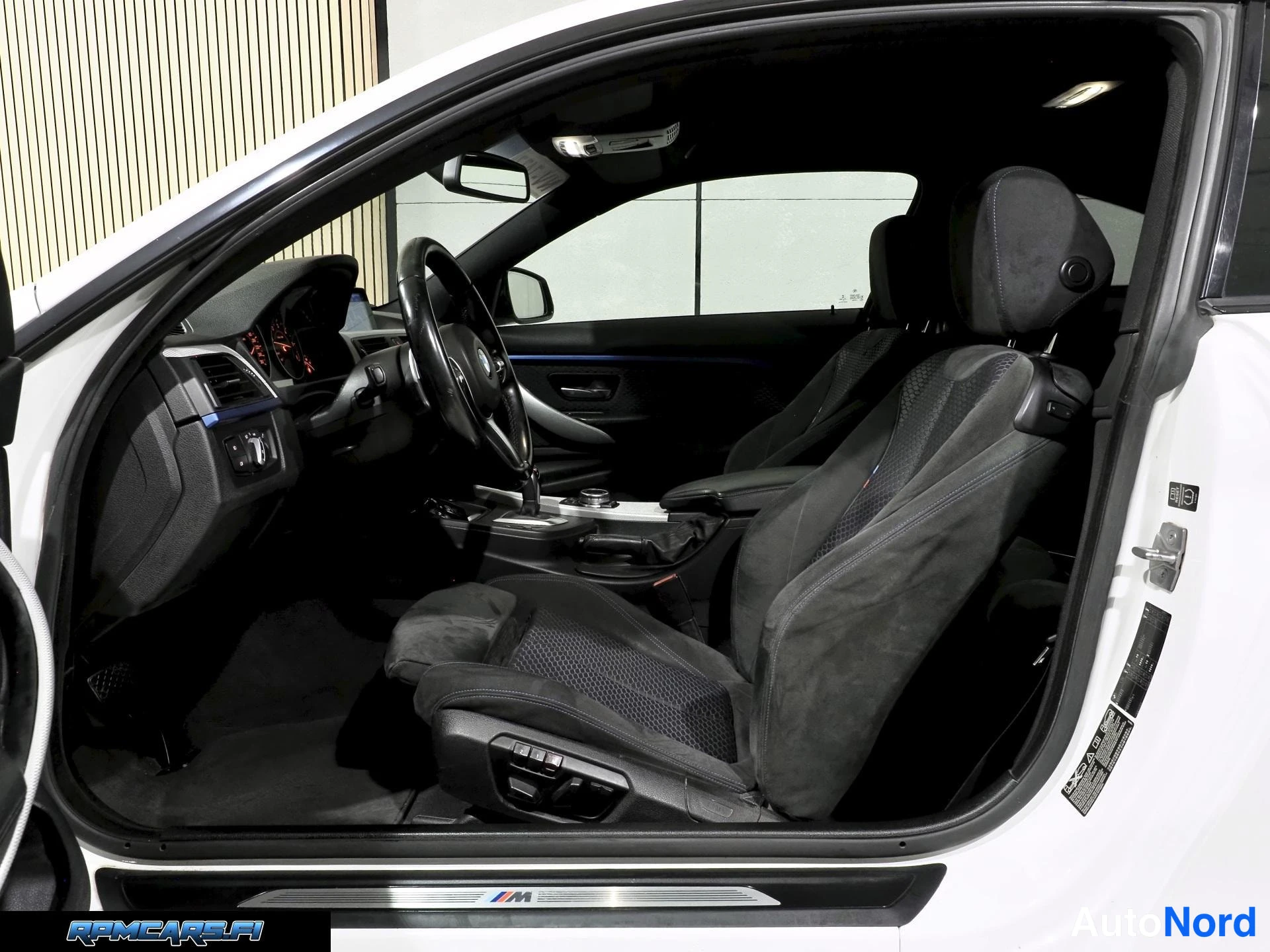 Valkoinen BMW 435d 2014, ohjaamo, kuva 44