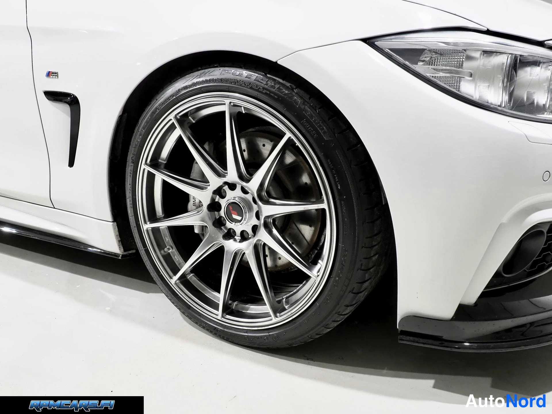 Valkoinen BMW 435d 2014, etuviisto, keula oikealle, kuva 4