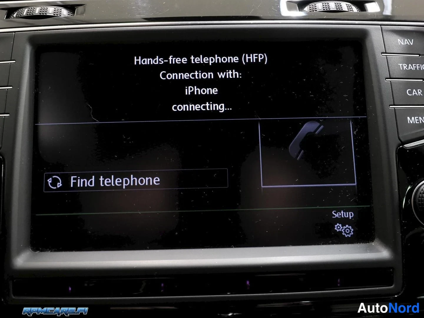Muu: Infotainment-näytöllä handsfree-puhelinvalikko, jossa iPhone yhdistyy ja teksti Find telephone.