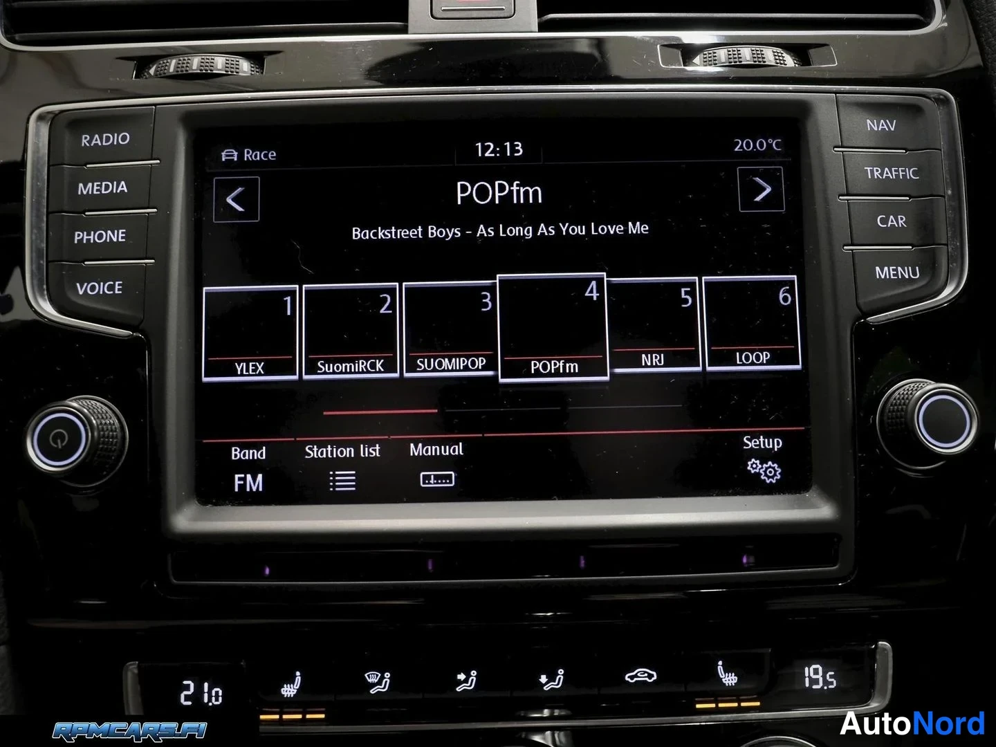 Muu: Volkswagenin infotainment-näyttö radiokanavalla POPfm, pikkukanavat YLEX, SuomiRCK, SuomiPOP, NRJ ja LOOP; alla ilmastointipaneeli lukemilla 21.0 ja 19.5.