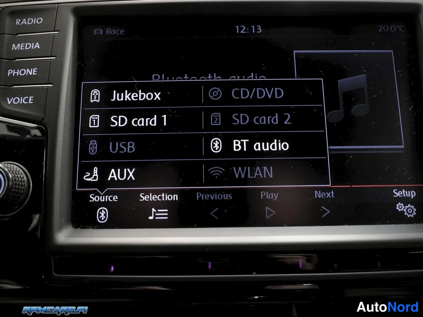 Muu: Mediasoitinvalikko infotainment-näytöllä: Jukebox, CD/DVD, SD card 1, SD card 2, USB, BT audio, AUX ja WLAN vaihtoehtoina.