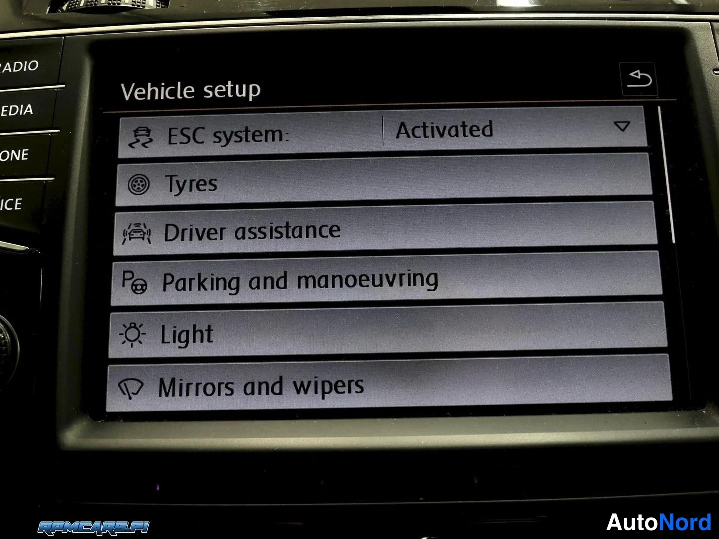 Muu: Ajoneuvon asetusvalikko infotainment-näytöllä: ESC system Activated, Tyres, Driver assistance, Parking and manoeuvring, Light, Mirrors and wipers.
