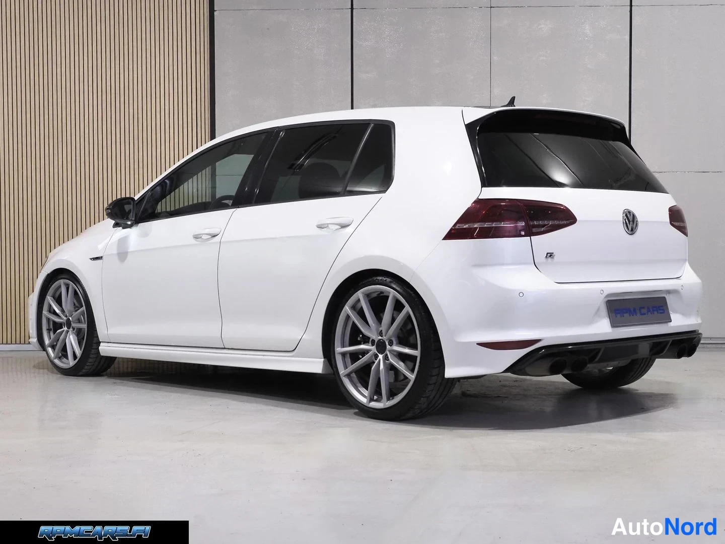 Takaviisto: Valkoinen Volkswagen Golf takaa vasemmalta kuvattuna, tumma katto, hopeiset kevytmetallivanteet ja musta diffuusori.