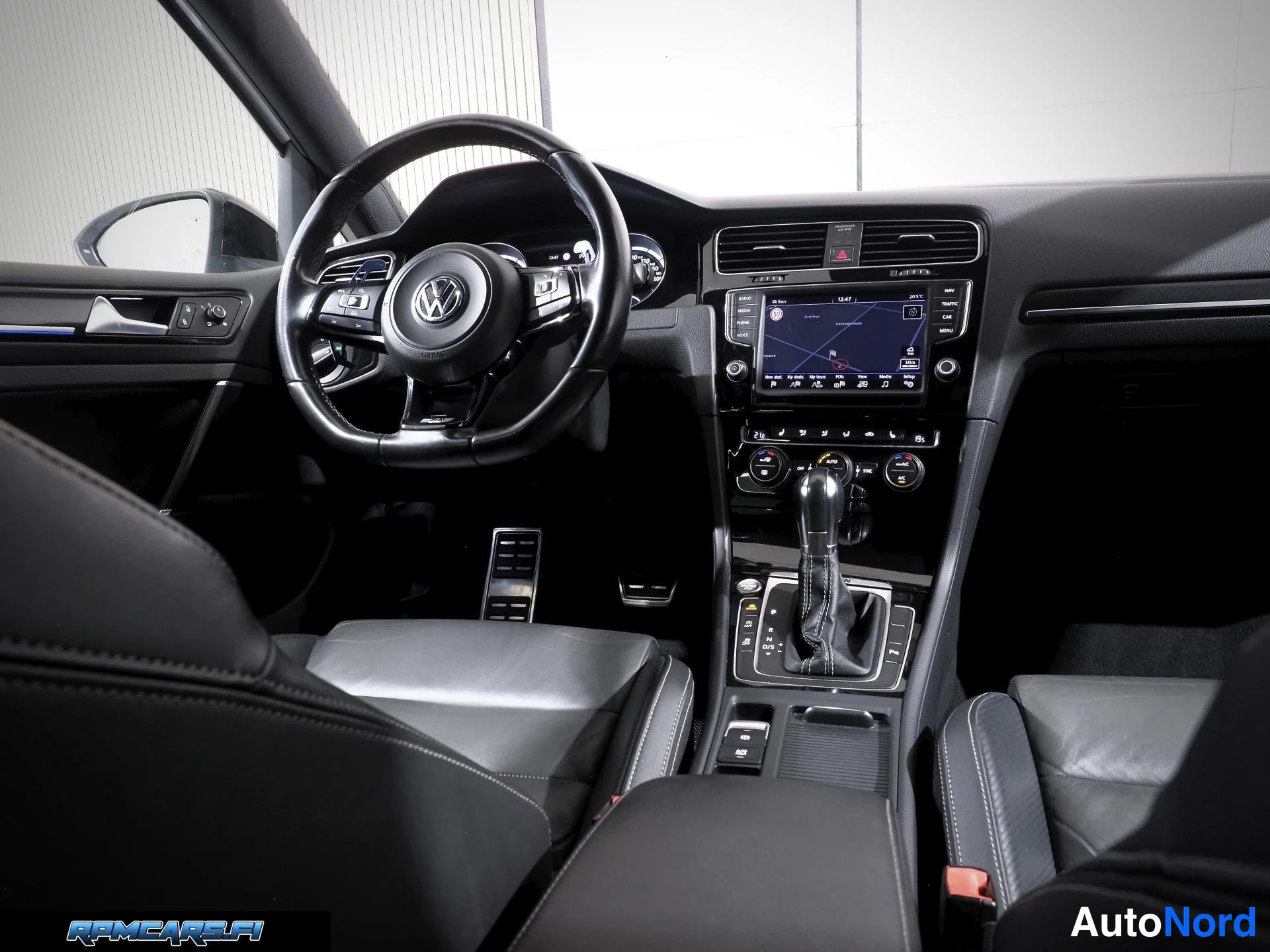 Valkoinen Volkswagen Golf 2014, edestä, kuva 33