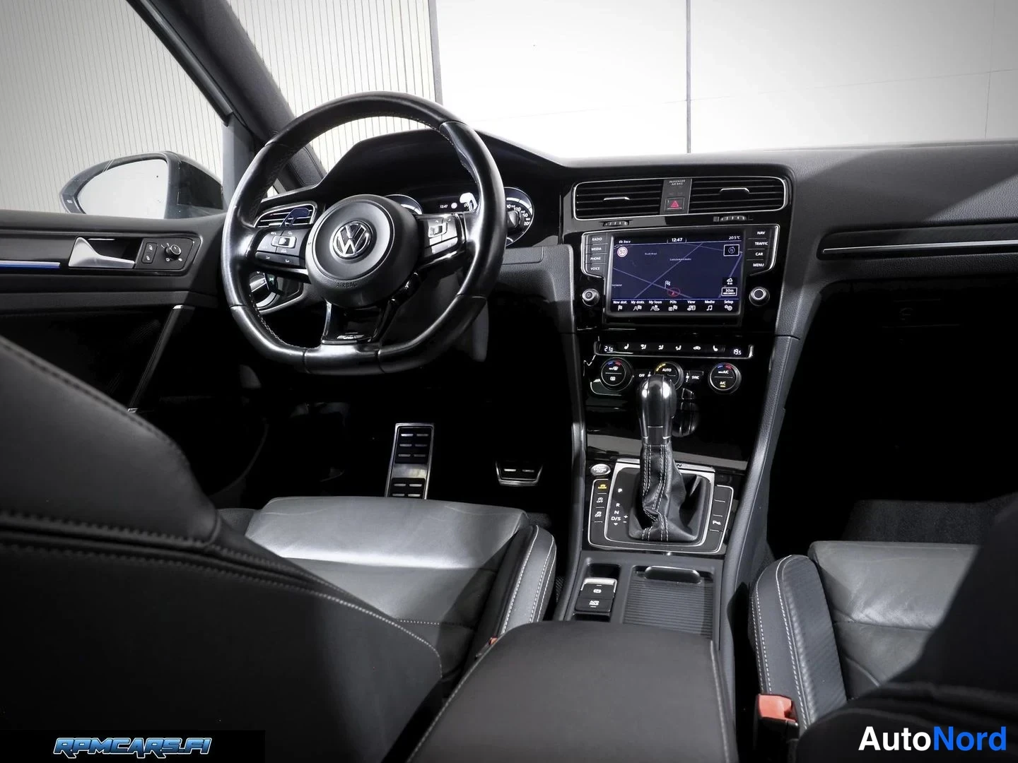 Valkoinen Volkswagen Golf 2014, yksityiskohta, kuva 44