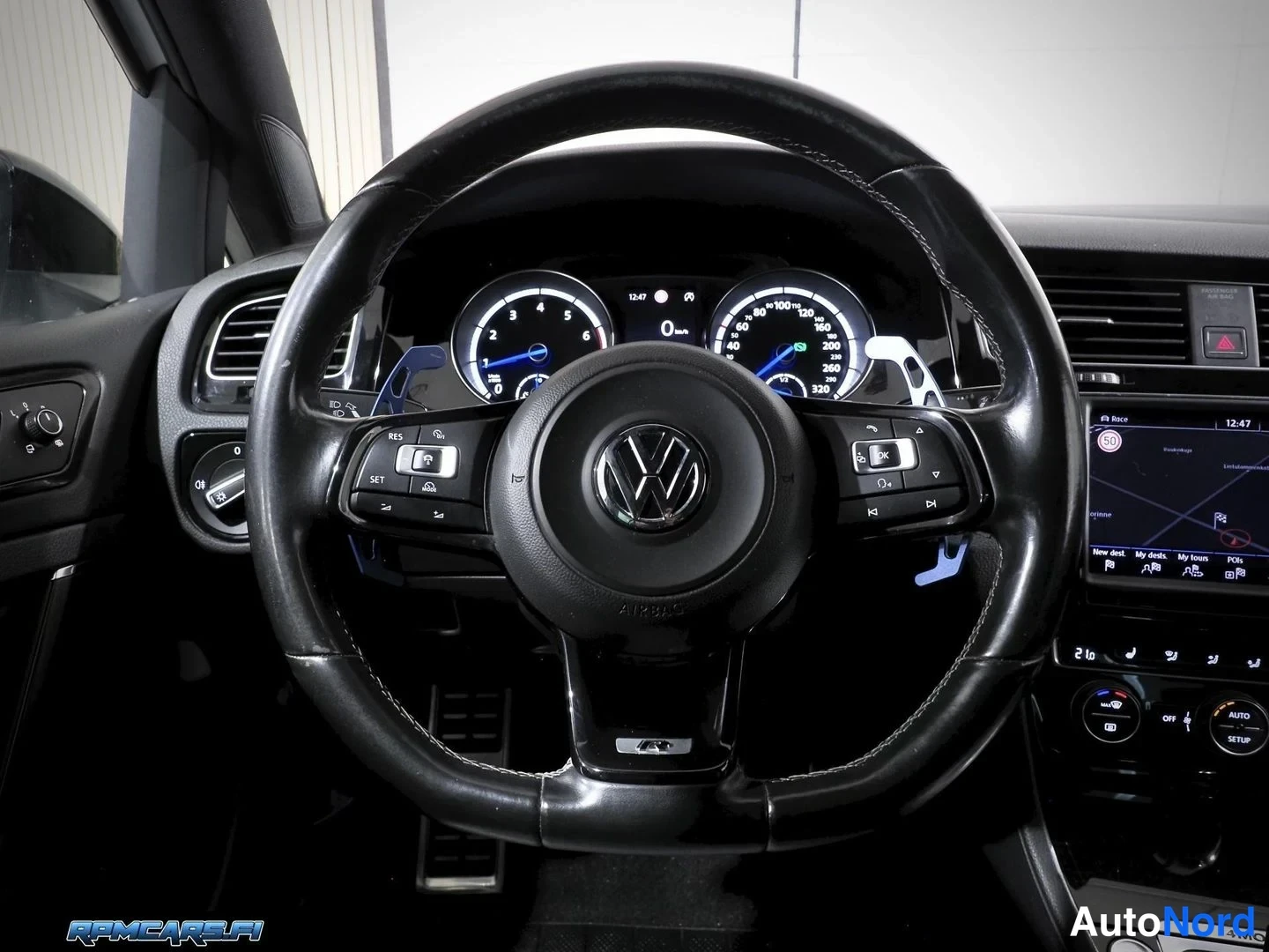 Valkoinen Volkswagen Golf 2014, edestä, kuva 10