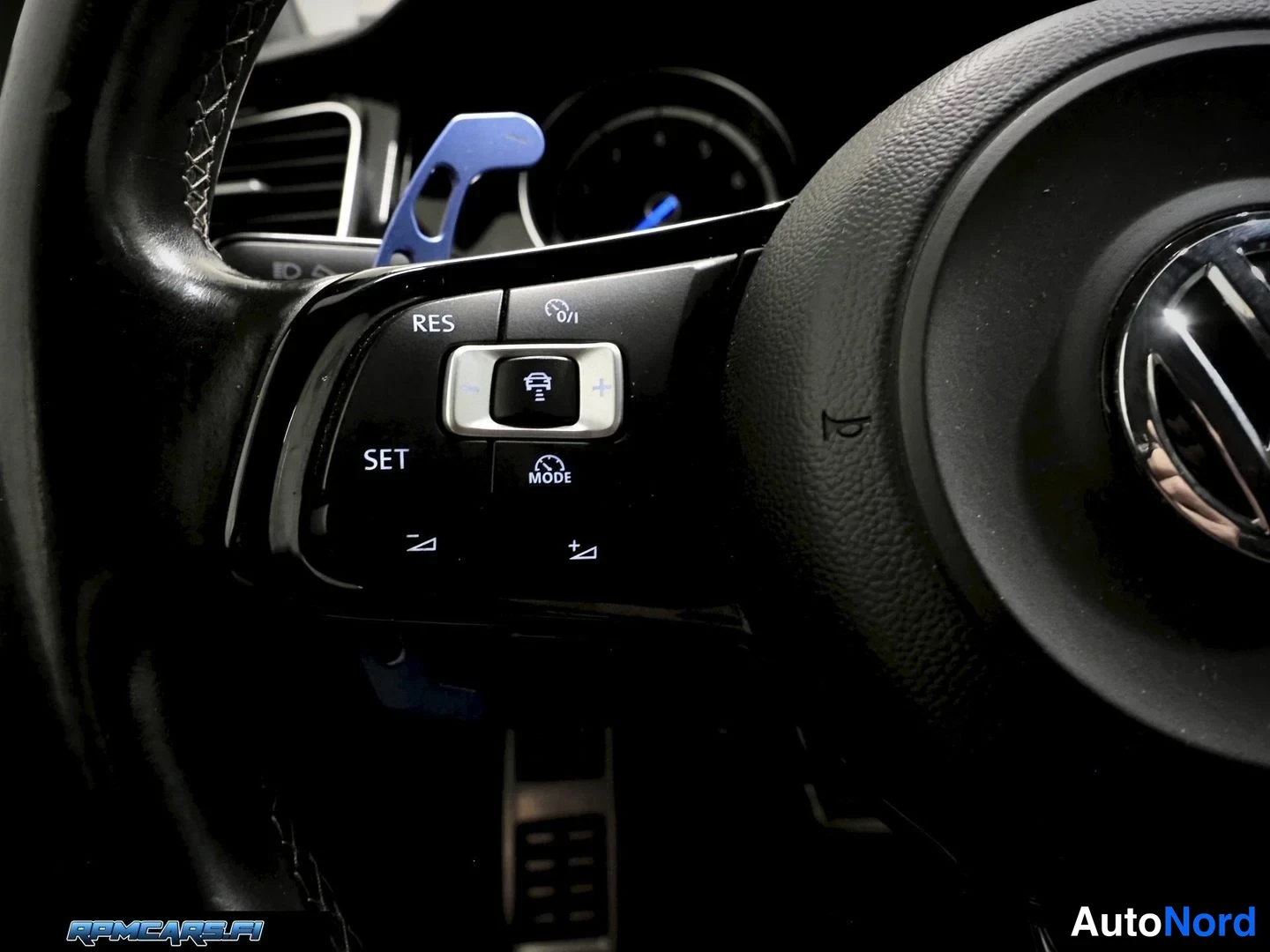 Valkoinen Volkswagen Golf 2014, edestä, kuva 11