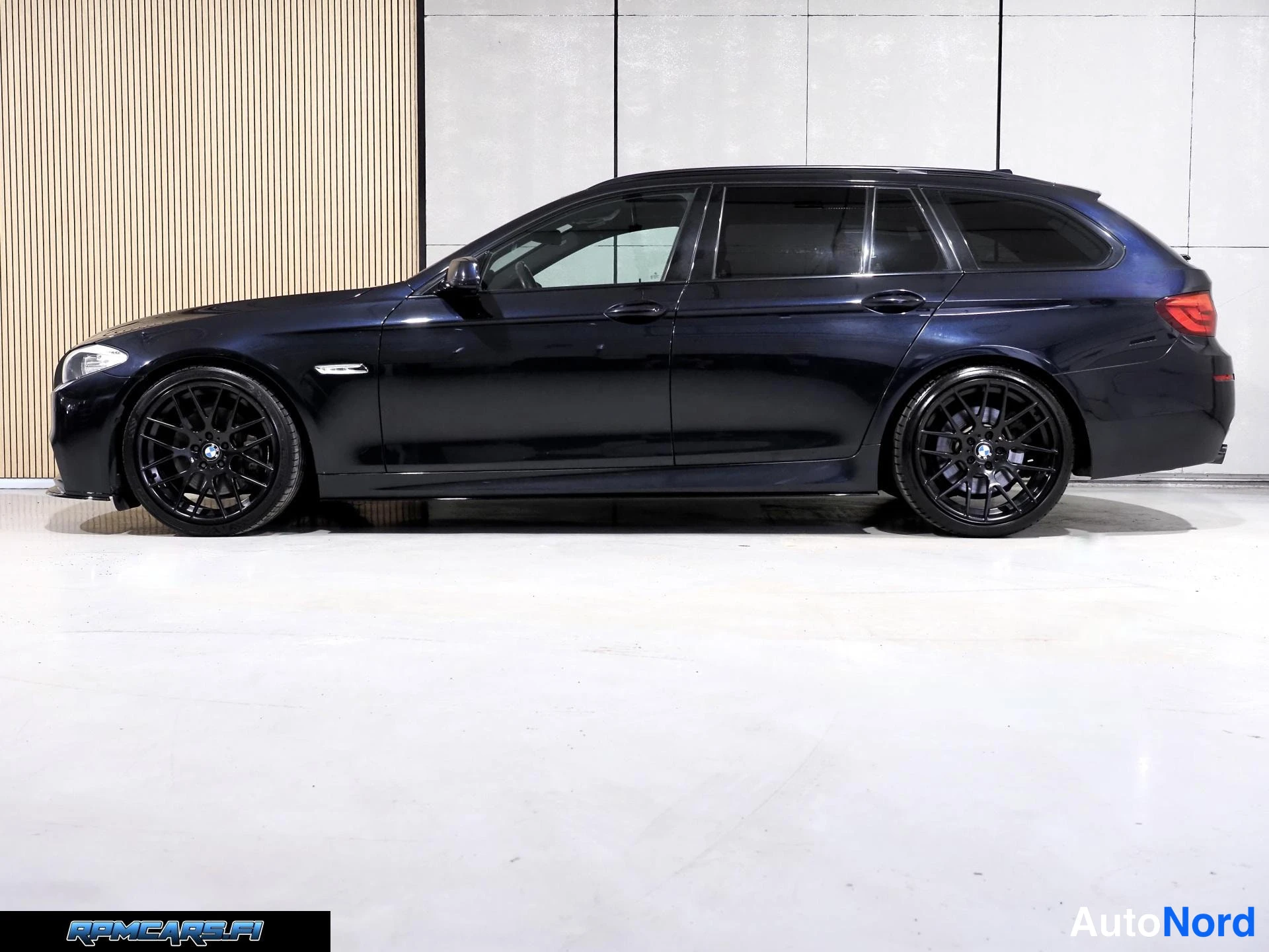 Musta BMW 535i 2012, etuviisto, keula vasemmalle, kuva 8