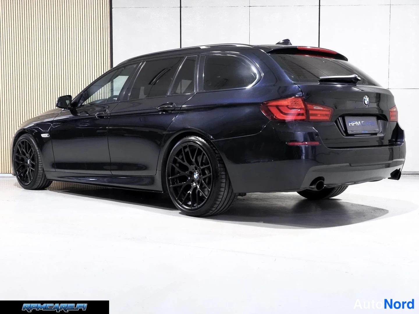 Musta BMW 535i 2012, takaviisto, kuva 23