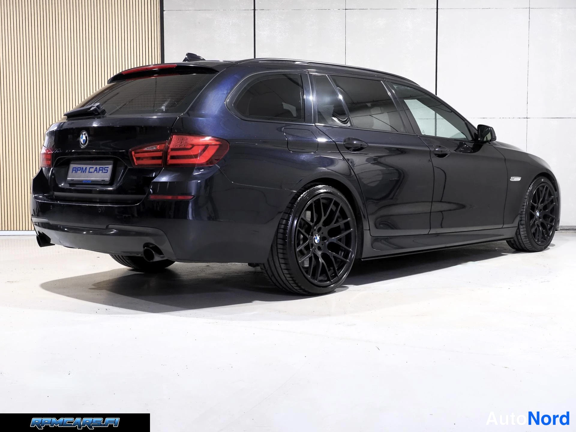 Musta BMW 535i 2012, takaviisto, kuva 21