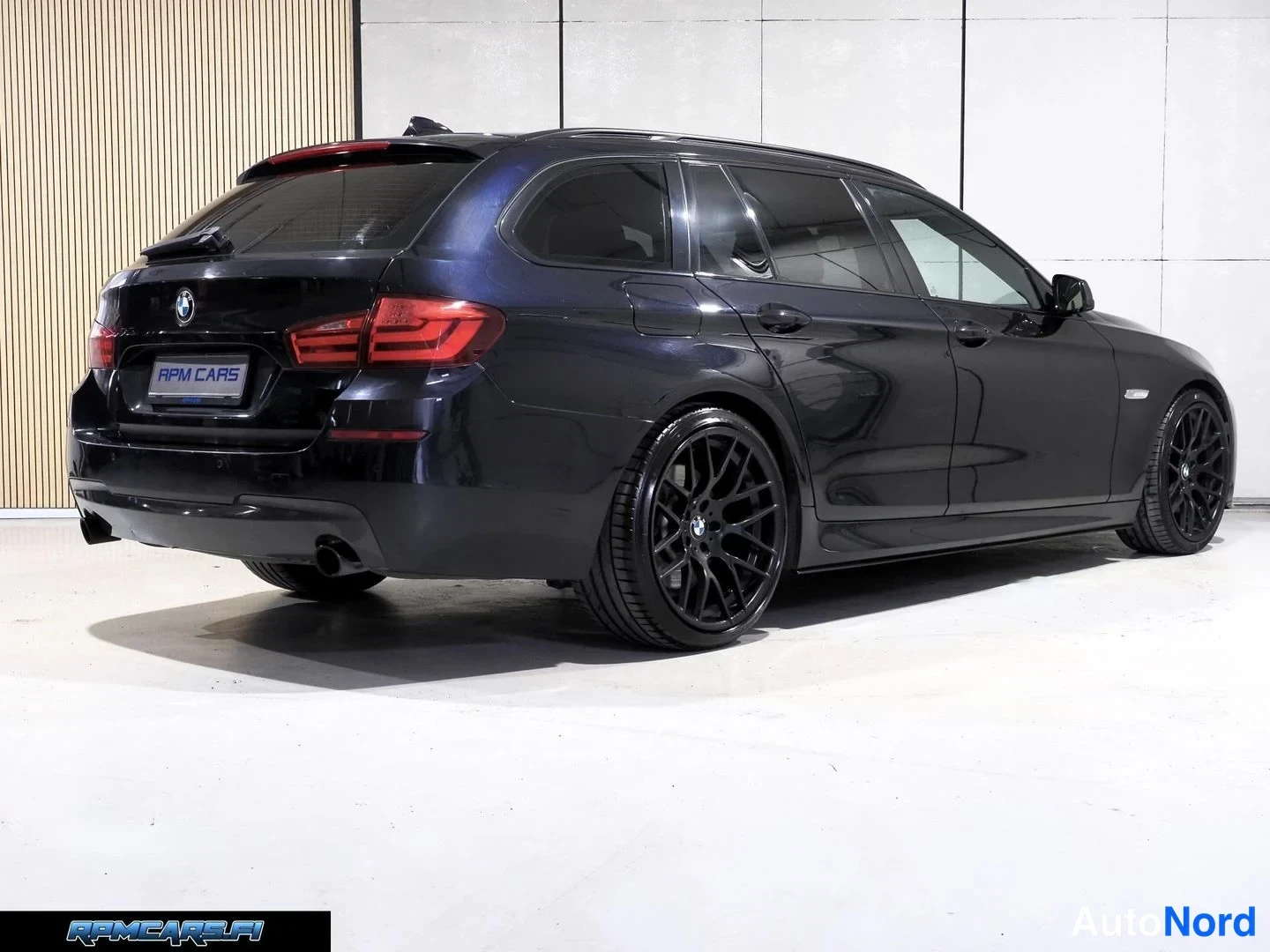 Musta BMW 535i 2012, takaviisto, kuva 26