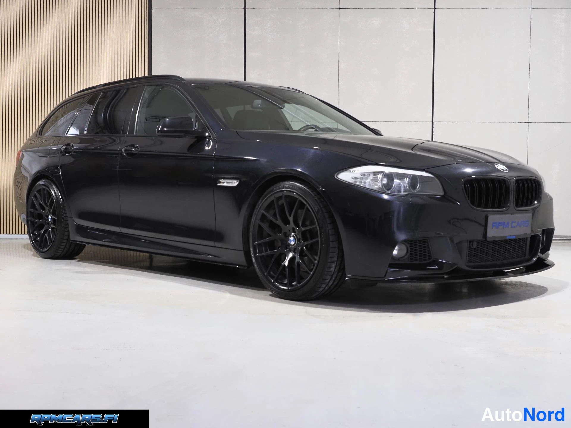 Musta BMW 535i 2012, etuviisto, keula oikealle, kuva 4