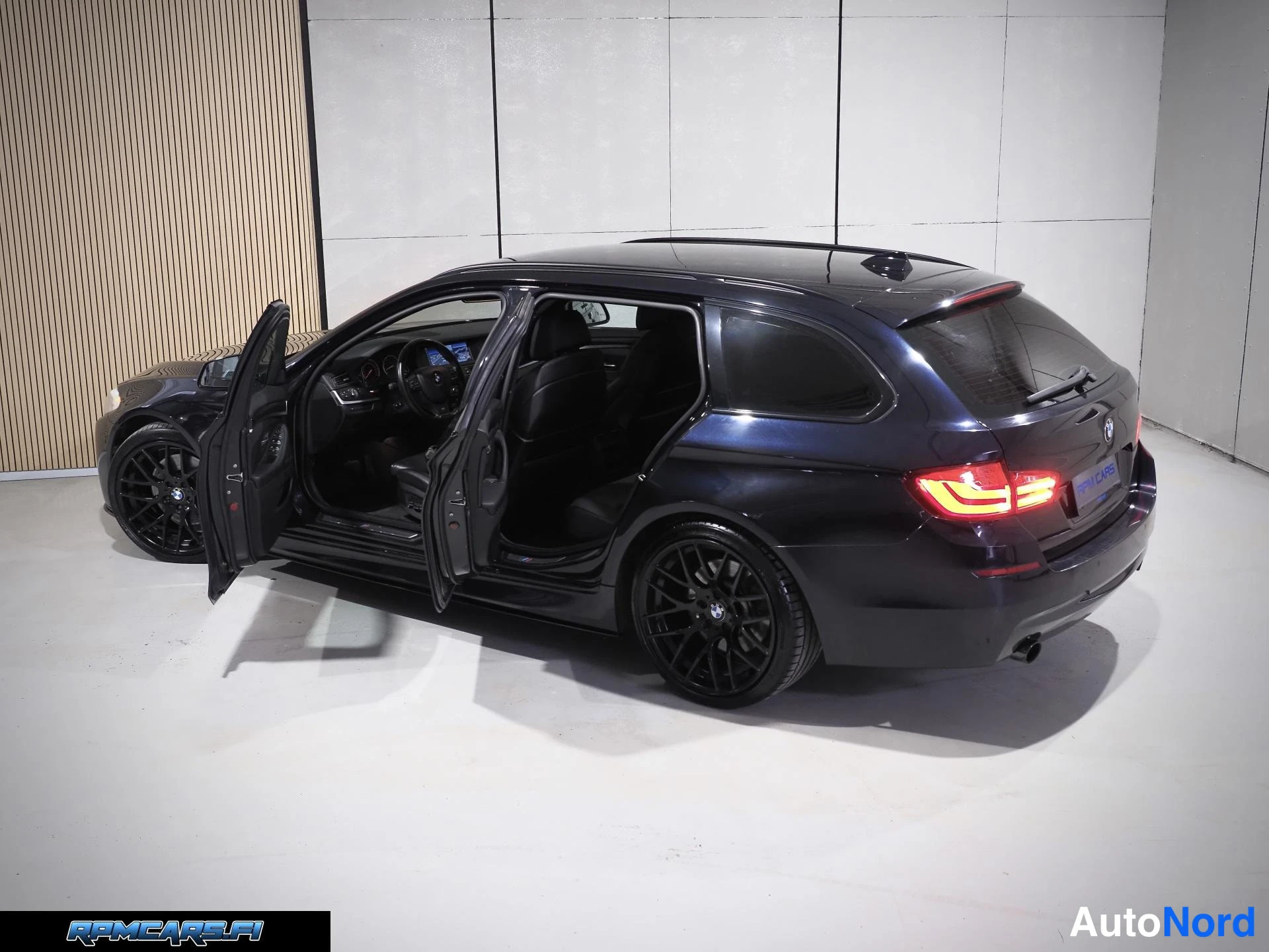 Musta BMW 535i 2012, takaviisto, kuva 22