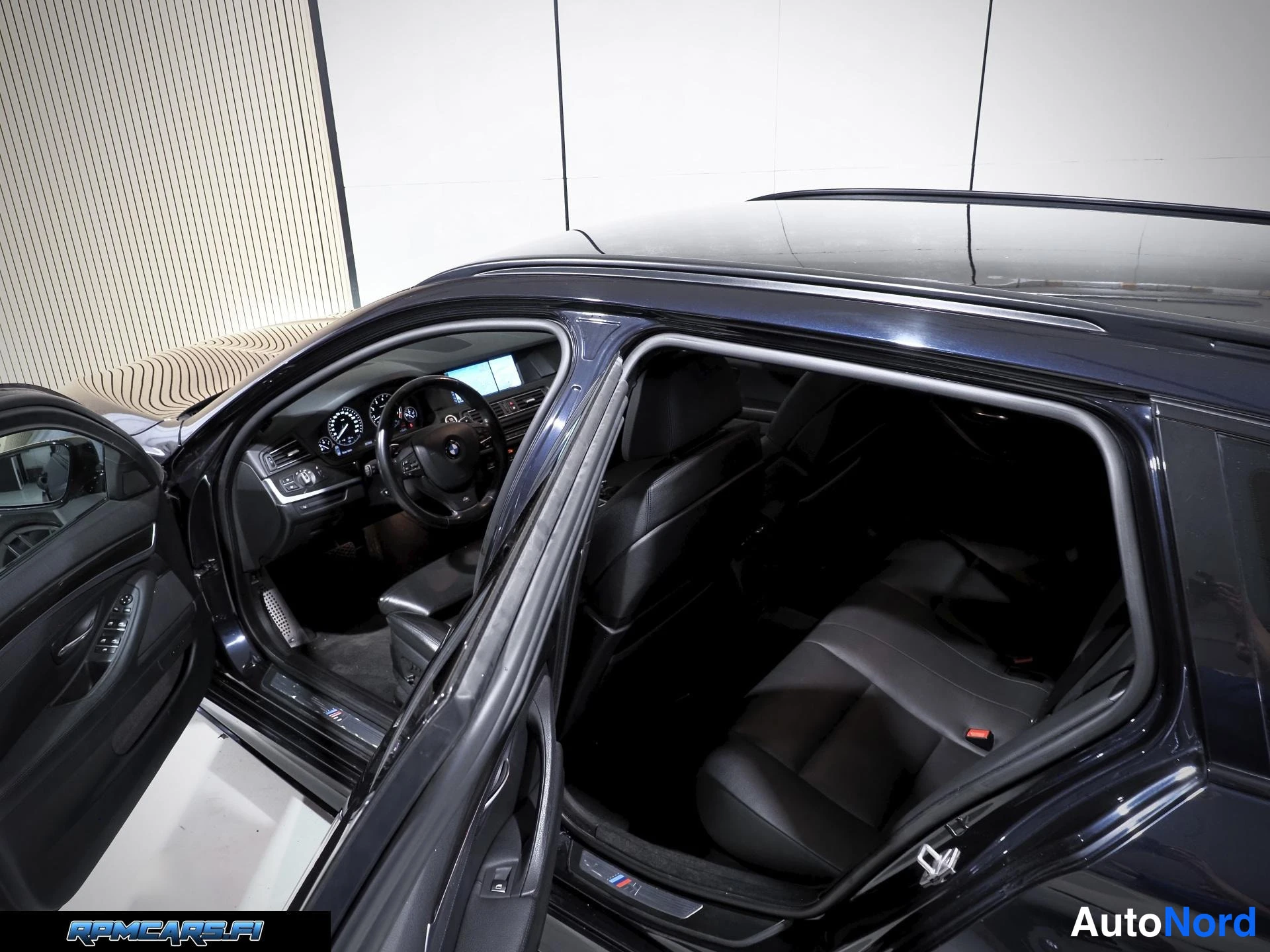 Musta BMW 535i 2012, sivulta, kuva 17