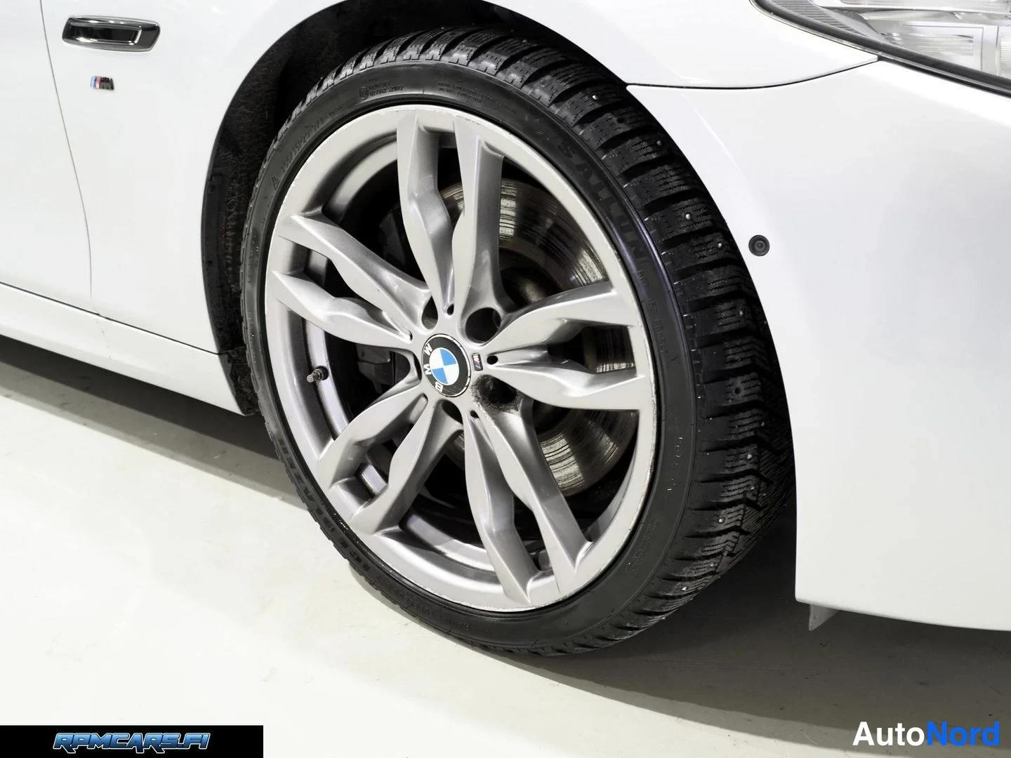 Hopea BMW M550d 2015, etuviisto, keula oikealle, kuva 9