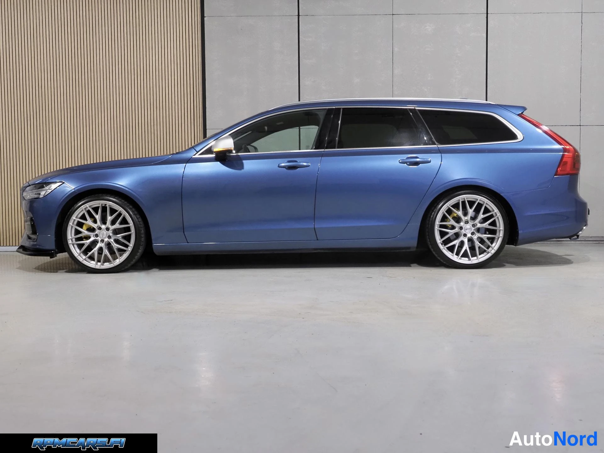 Sininen Volvo V90 2017, sivulta, kuva 26