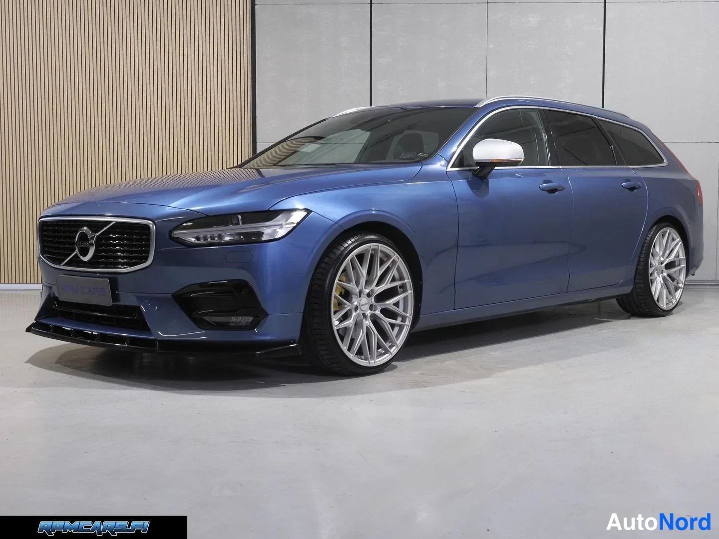 Sininen Volvo V90 2017, etuviisto, keula vasemmalle, kuva 2